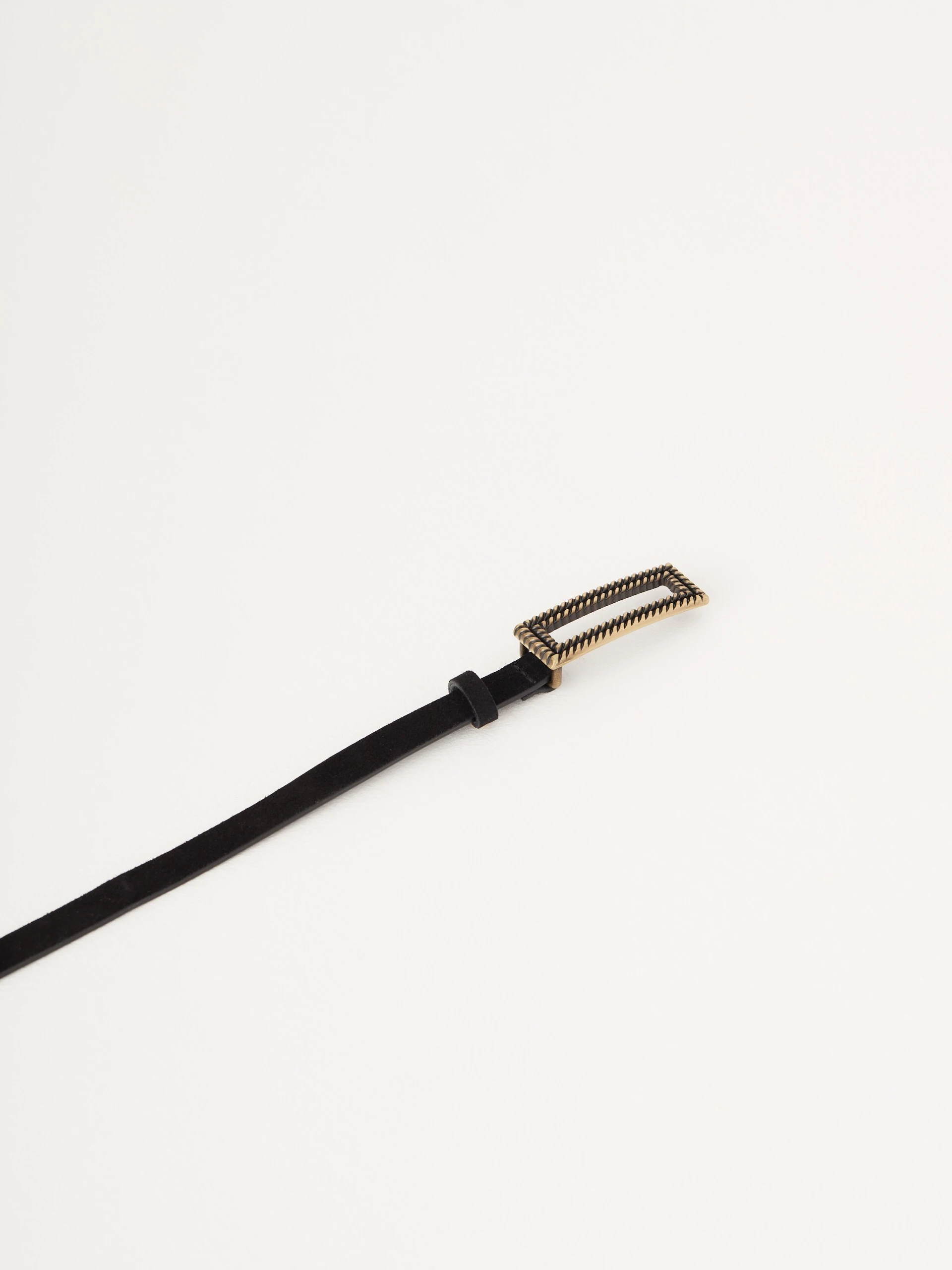 Thin belt with decorative buckle
