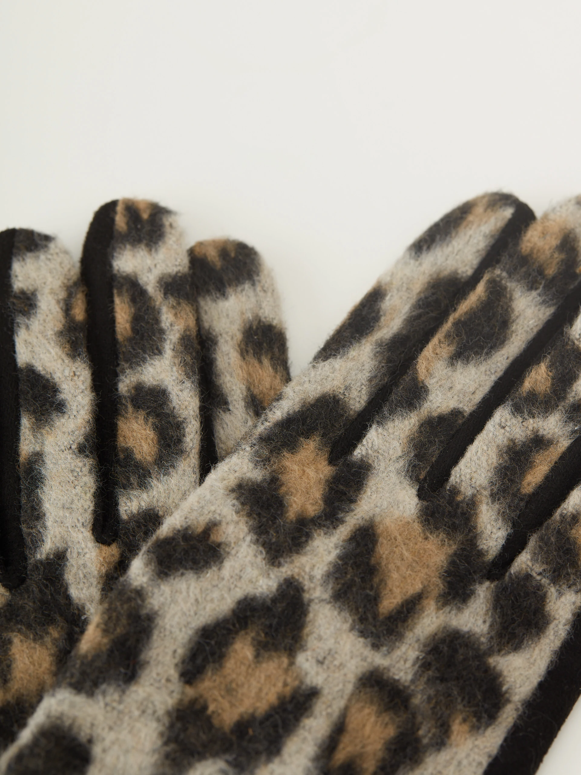 Knitted gloves