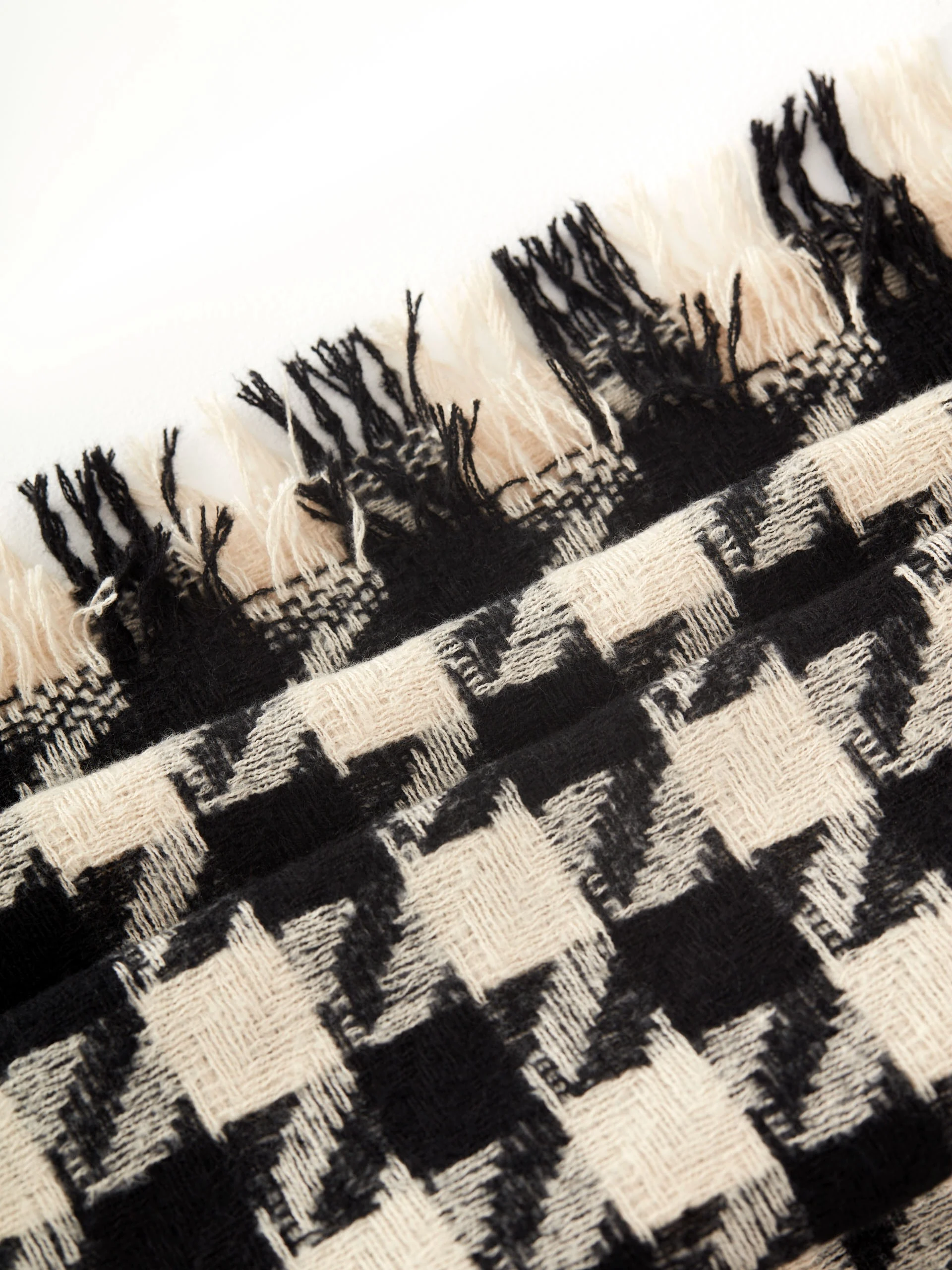 Black and white peplite scarf
