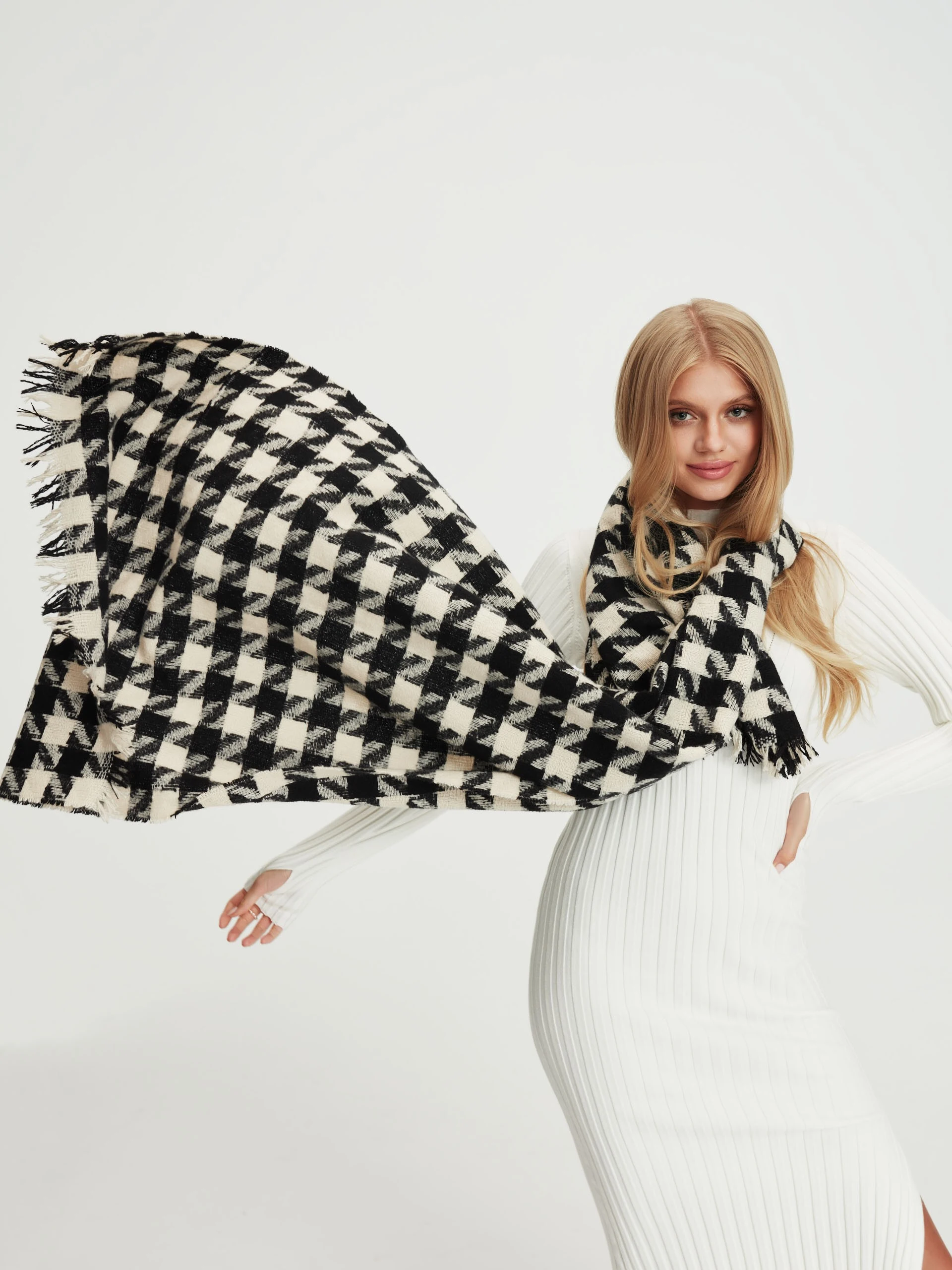 Black and white peplite scarf