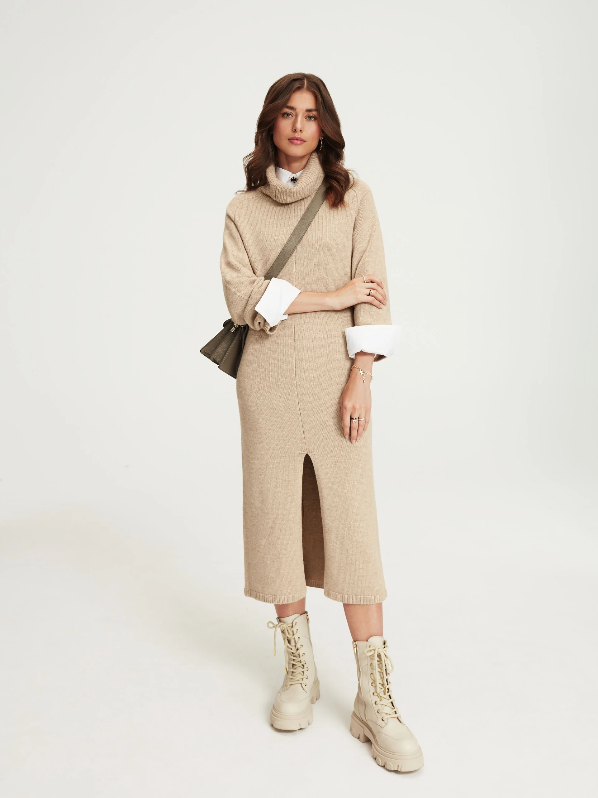 Leather handbag in taupe color
