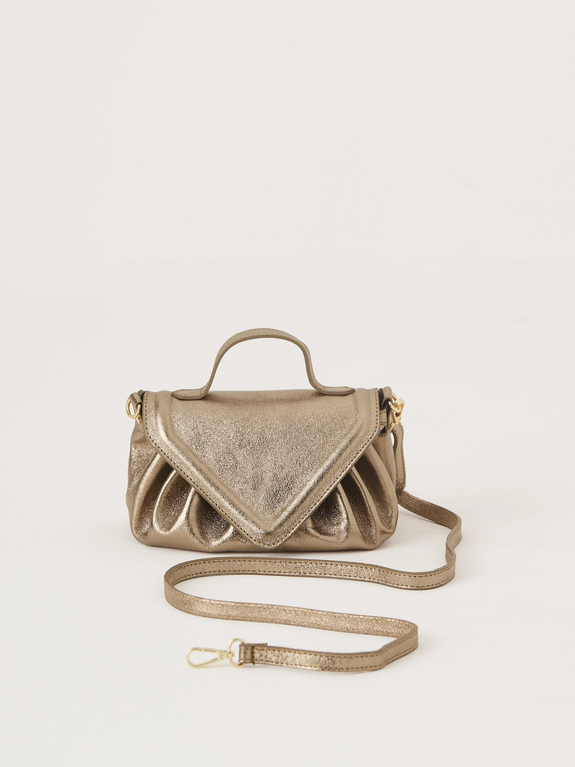 Leather wrinkled handbag