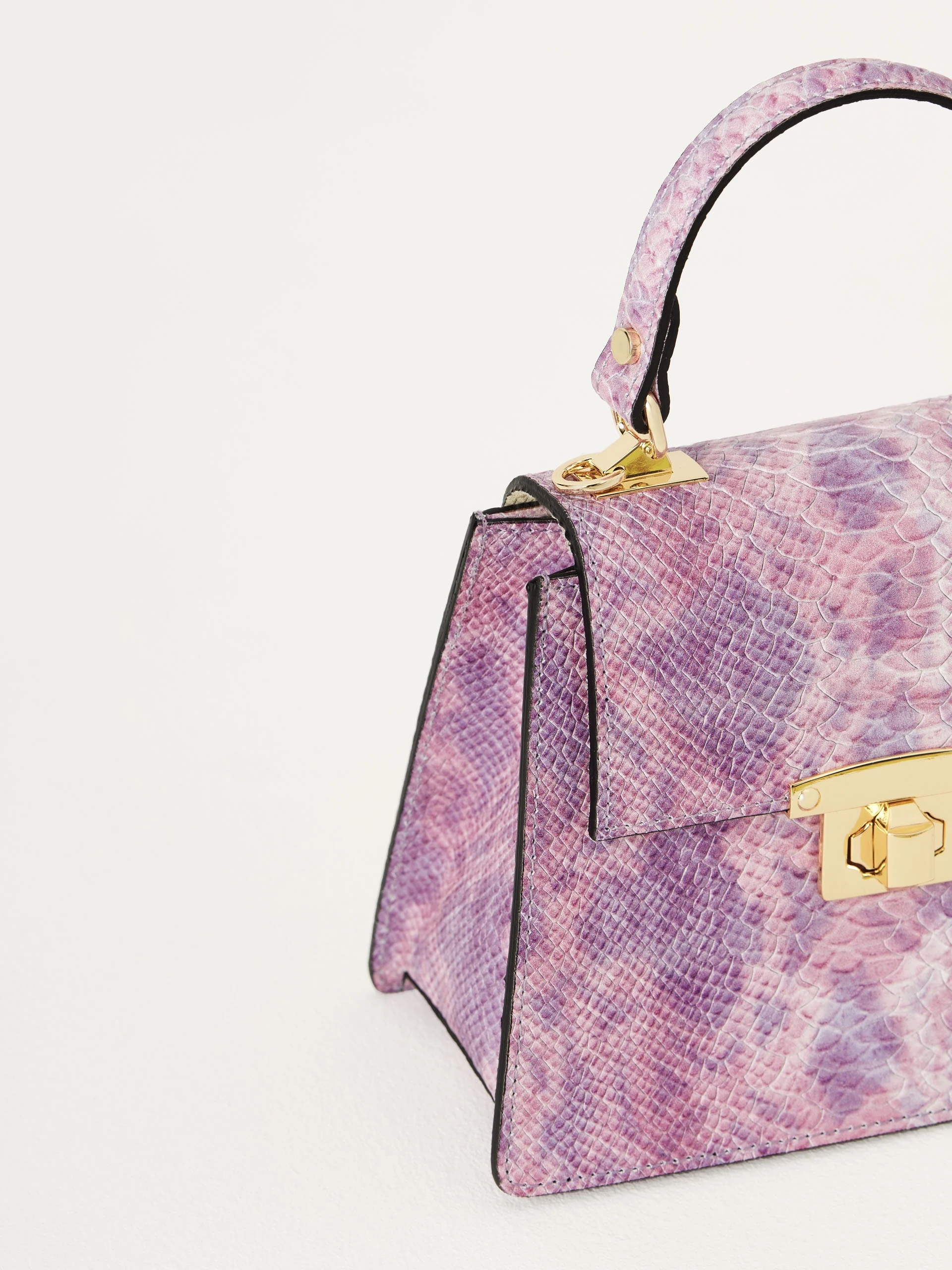 Purple handbag in the form of a trunk