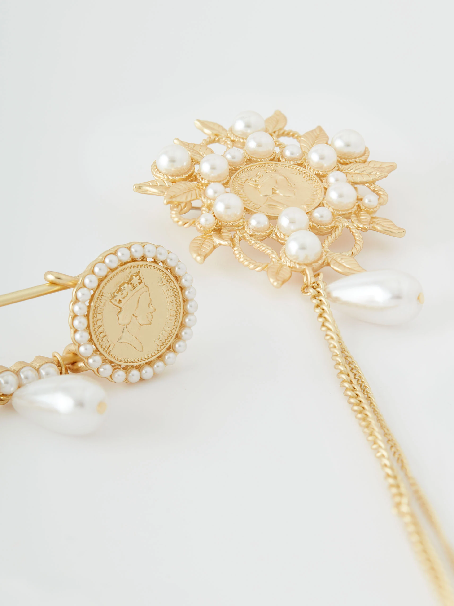 Brooch with pearls and chain