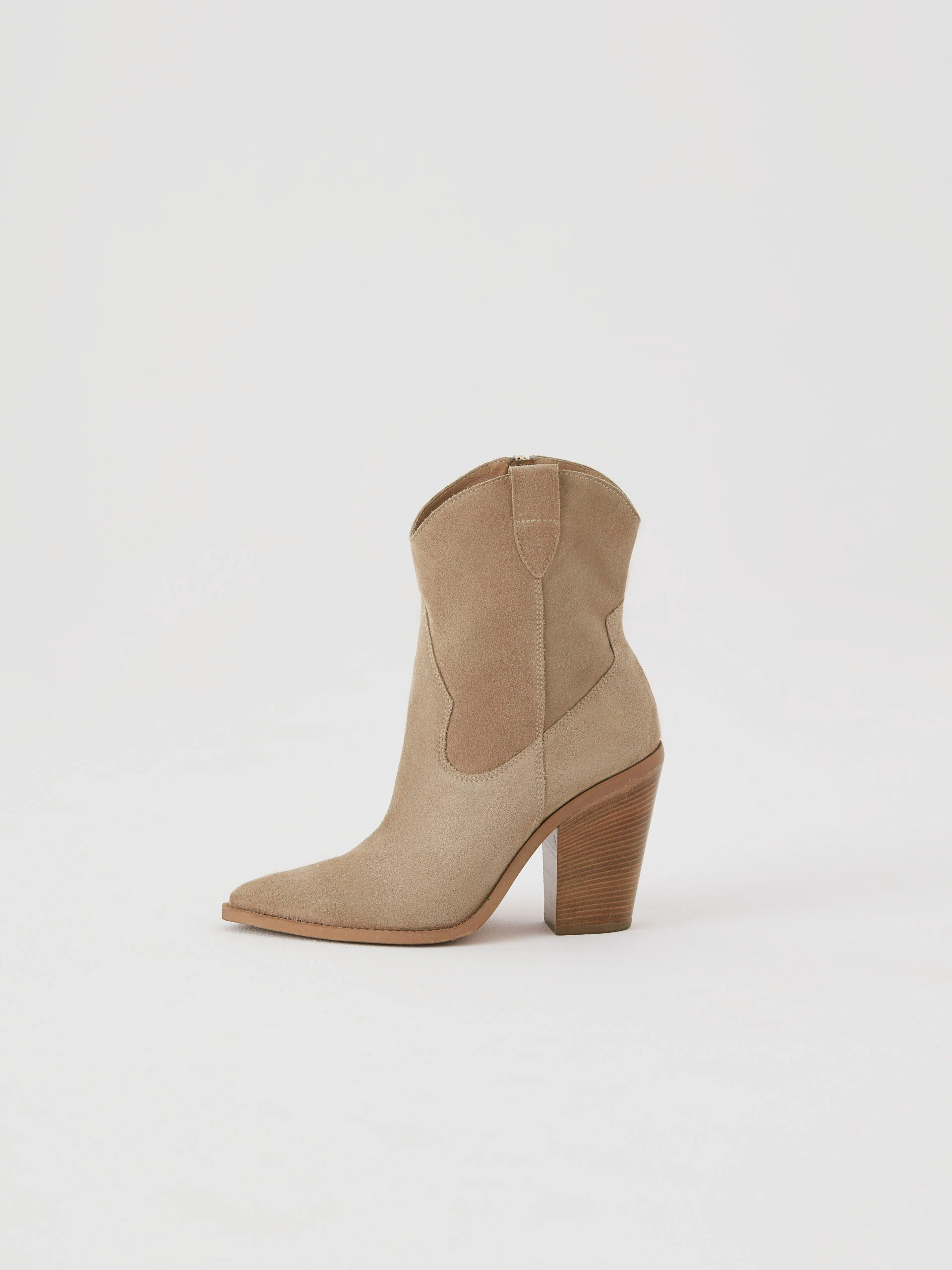 Cowboy boots in beige color made of leather
suede.