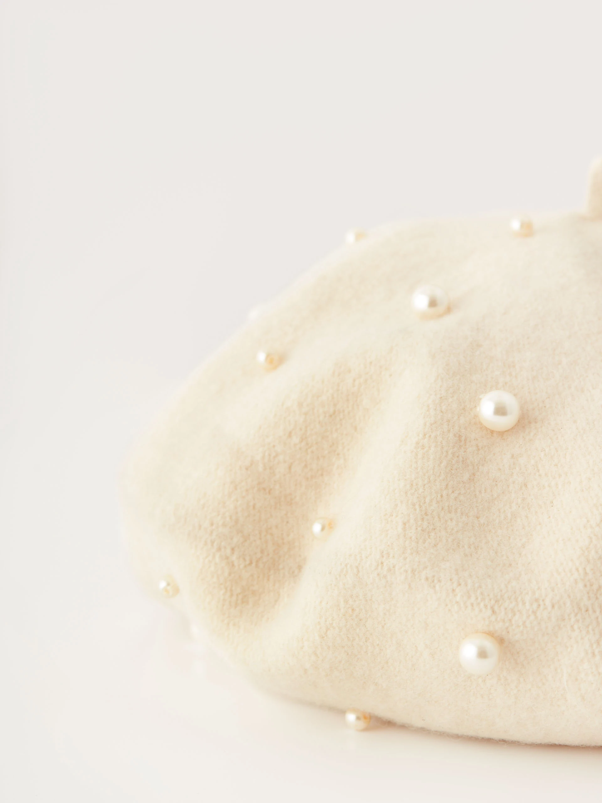 Beige classic wool beret with beads