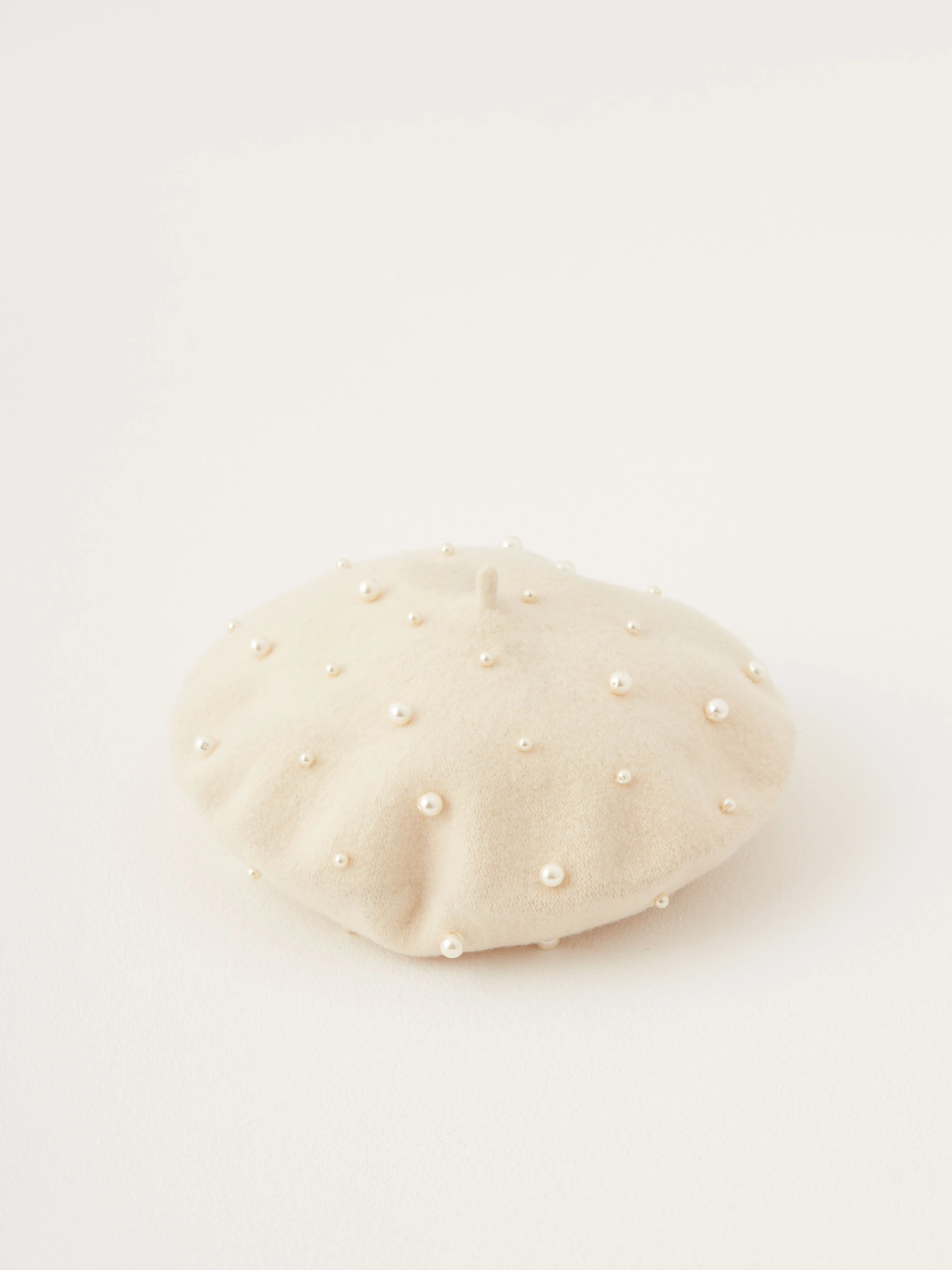 Beige classic wool beret with beads