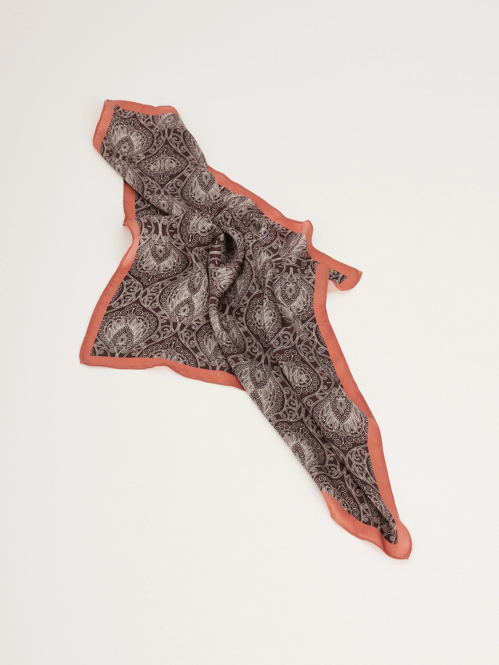 Elegant silk gavroche in abstract pattern