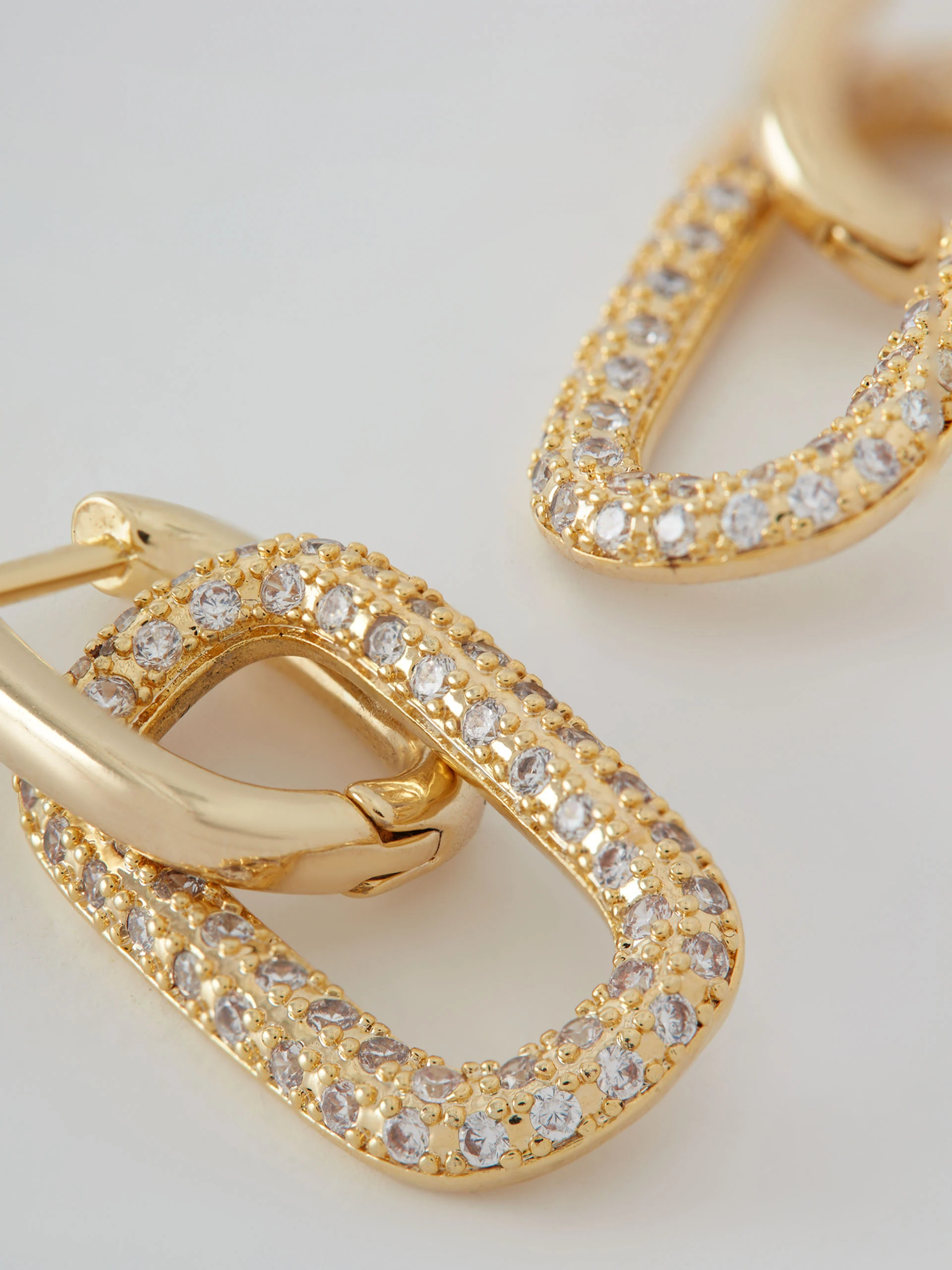 Feminine earrings with a geometric form