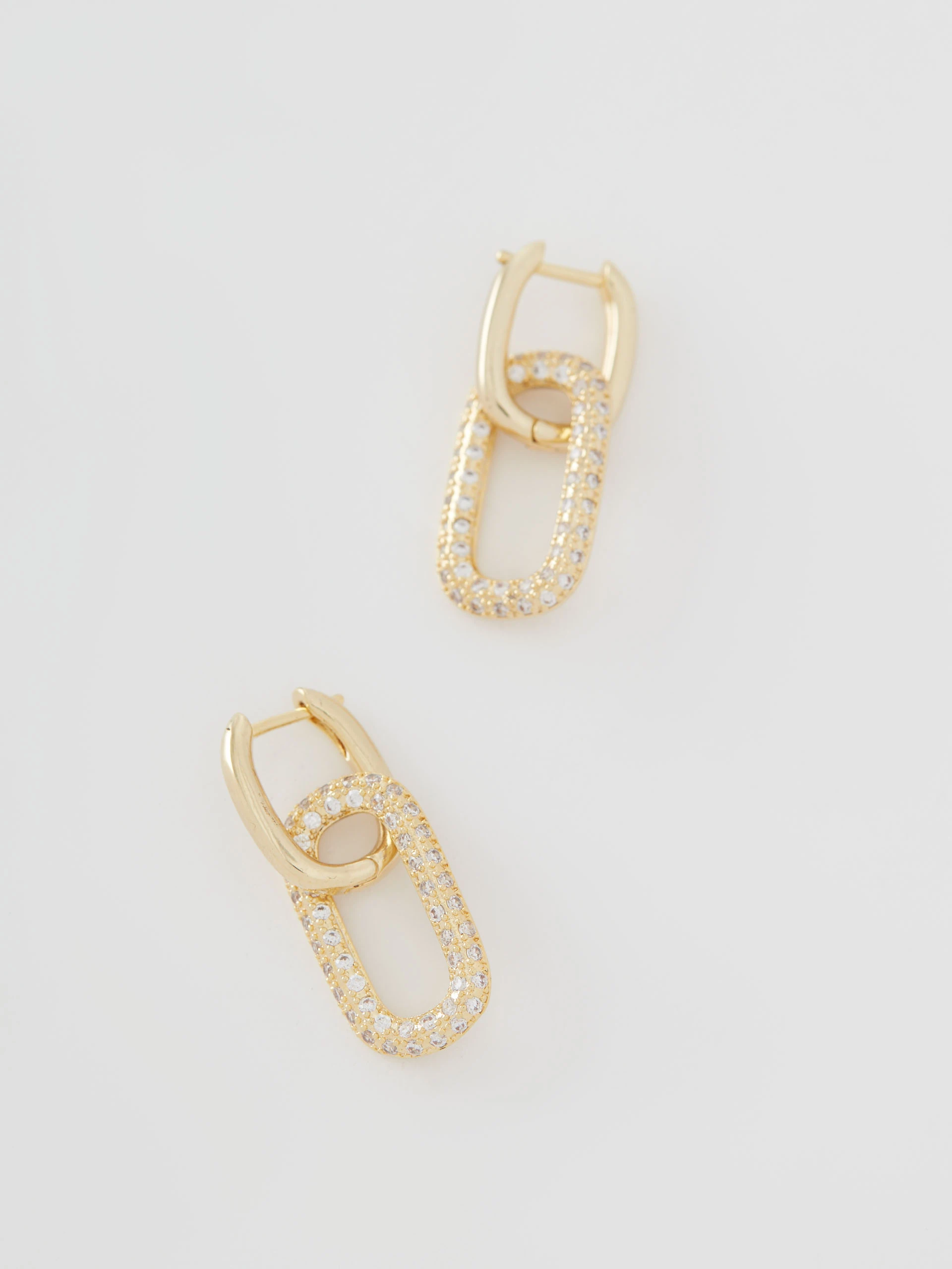 Feminine earrings with a geometric form