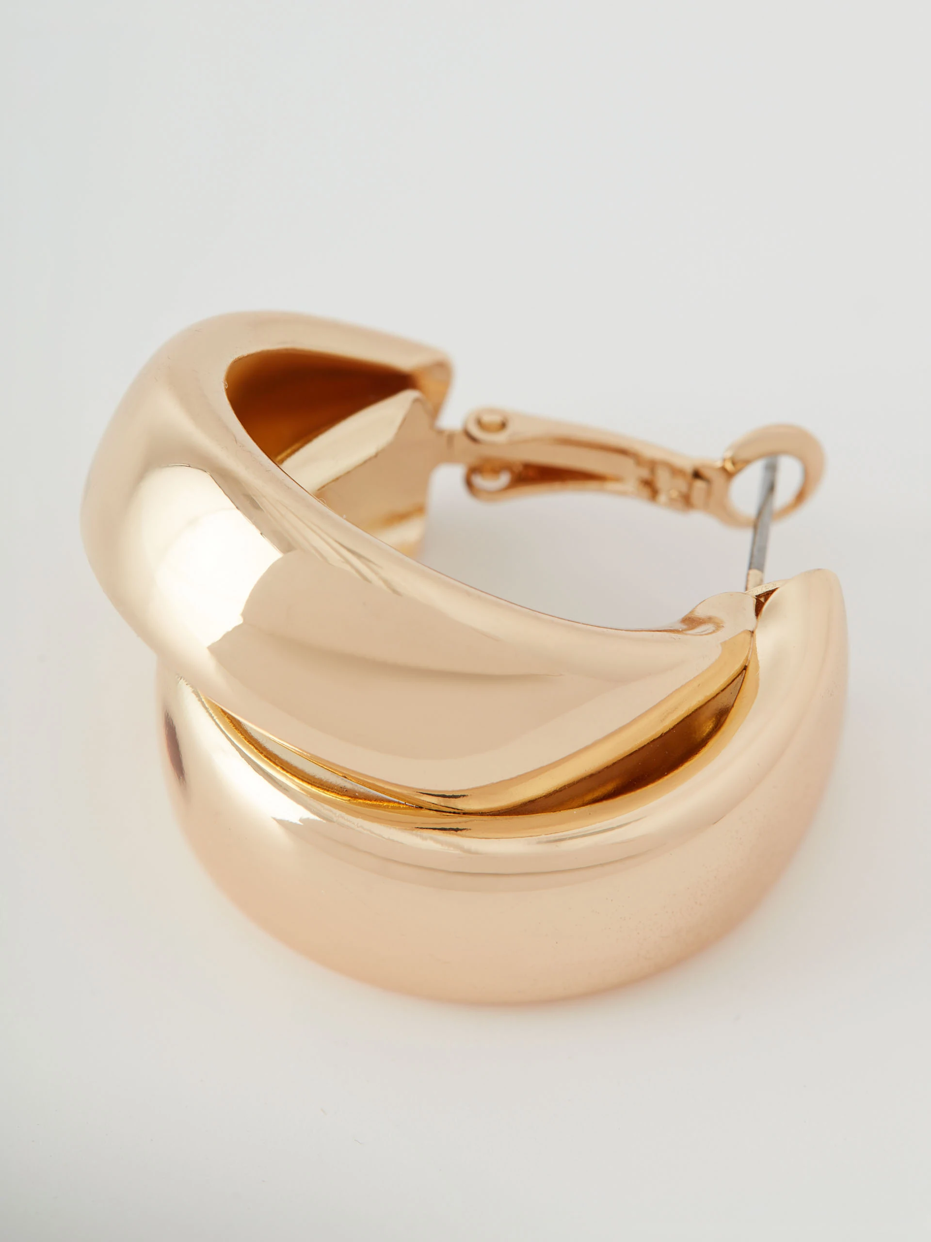Structured earrings rings in gold color