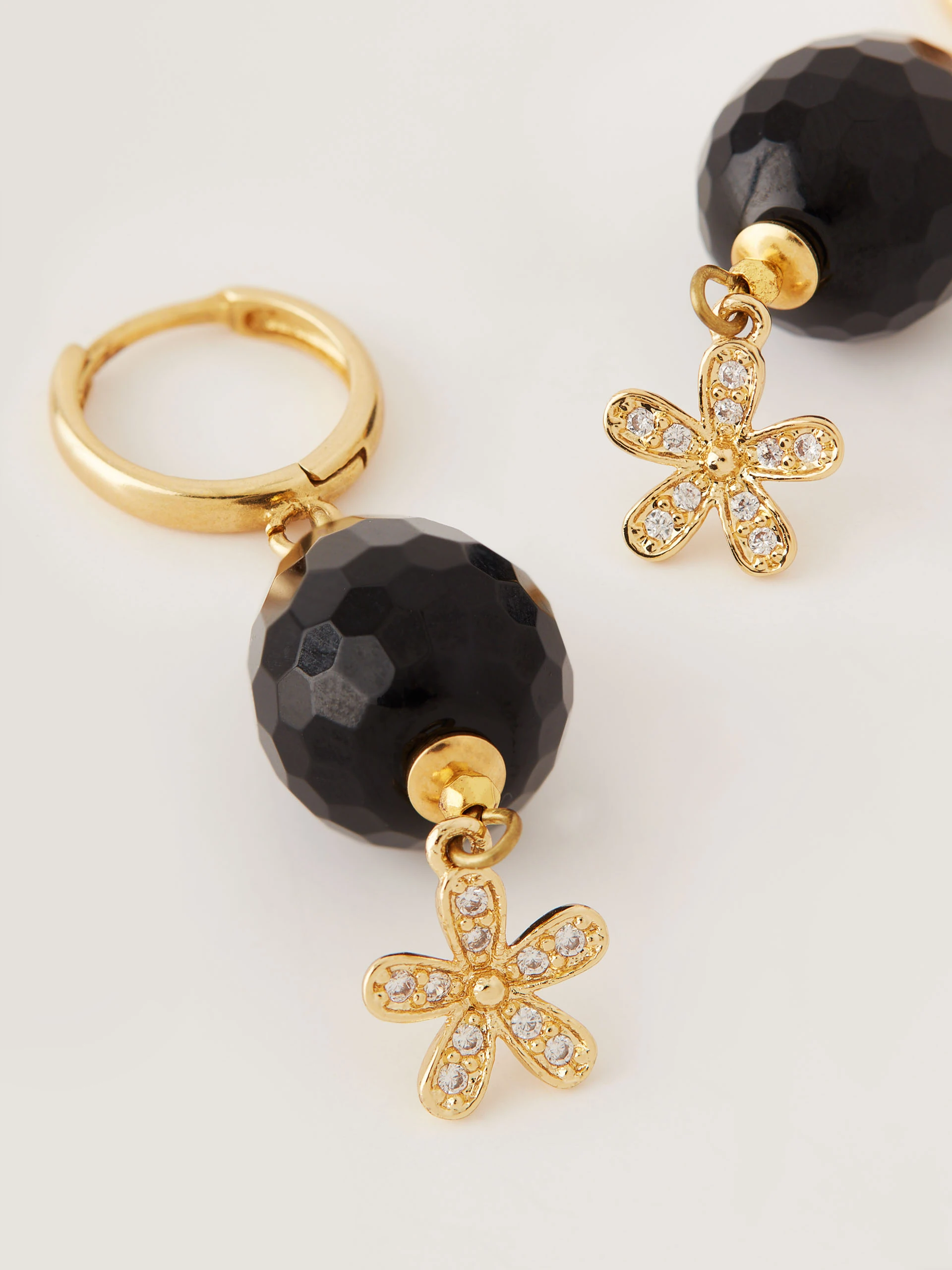 Premium earrings in gold plated silver with onyxes