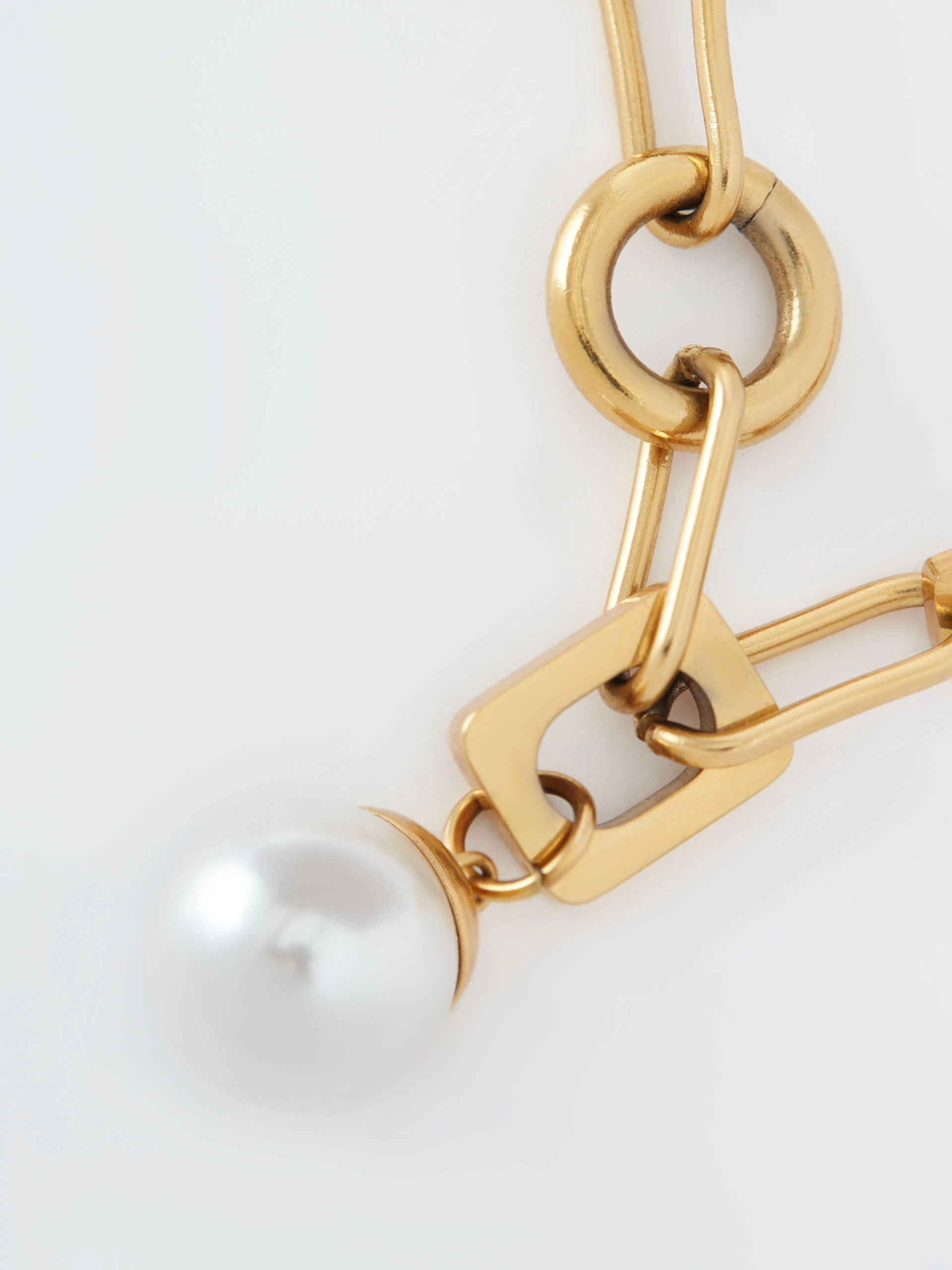 Pearl pendant necklace