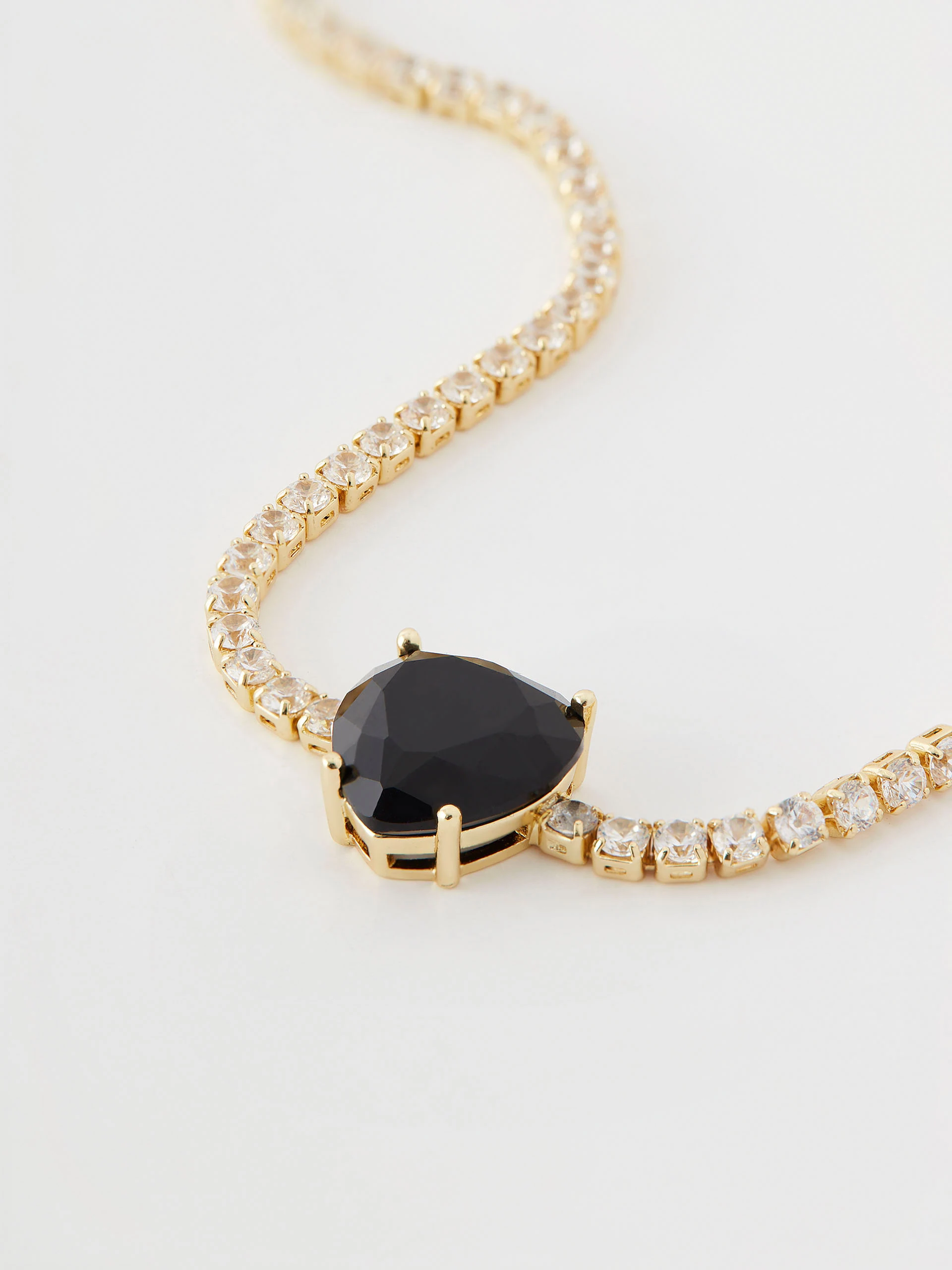 Necklace in the form of a chain with a gold finish