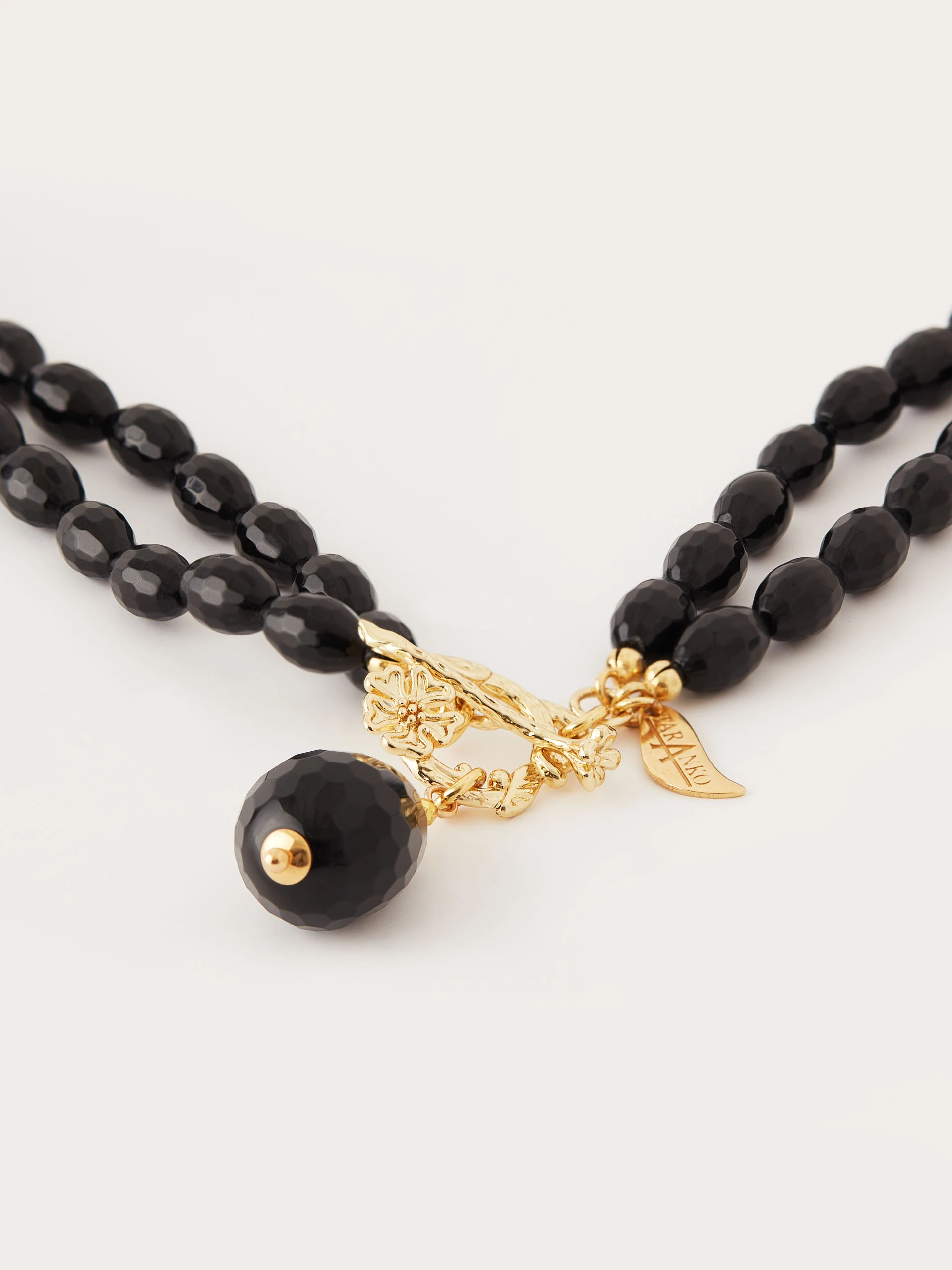 Gold plated necklace decorated with onyxes