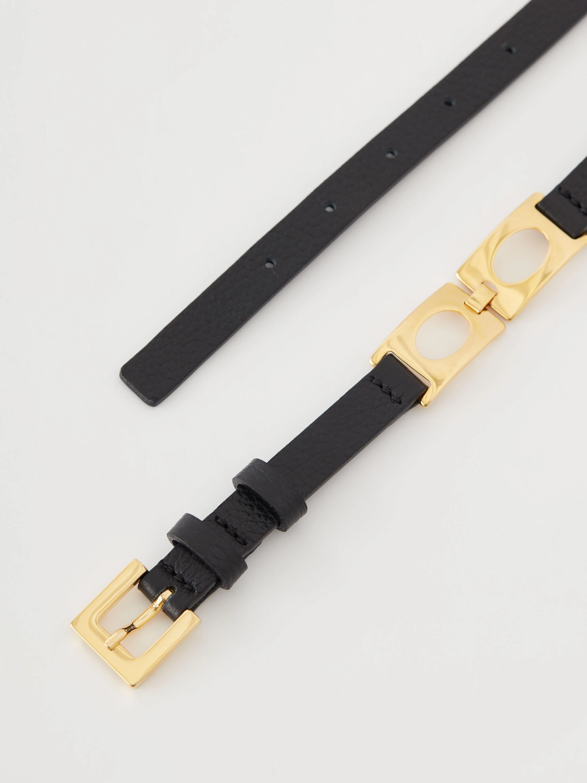 Narrow leather strap in black color