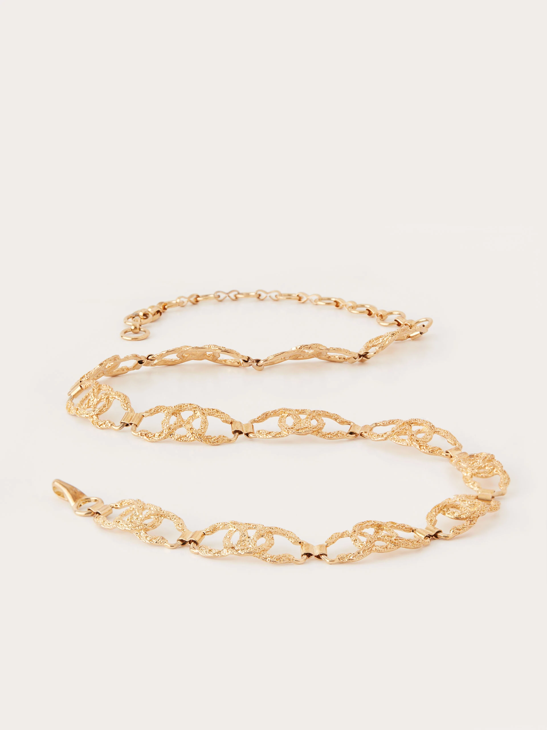 Decorative chain strap in gold color
