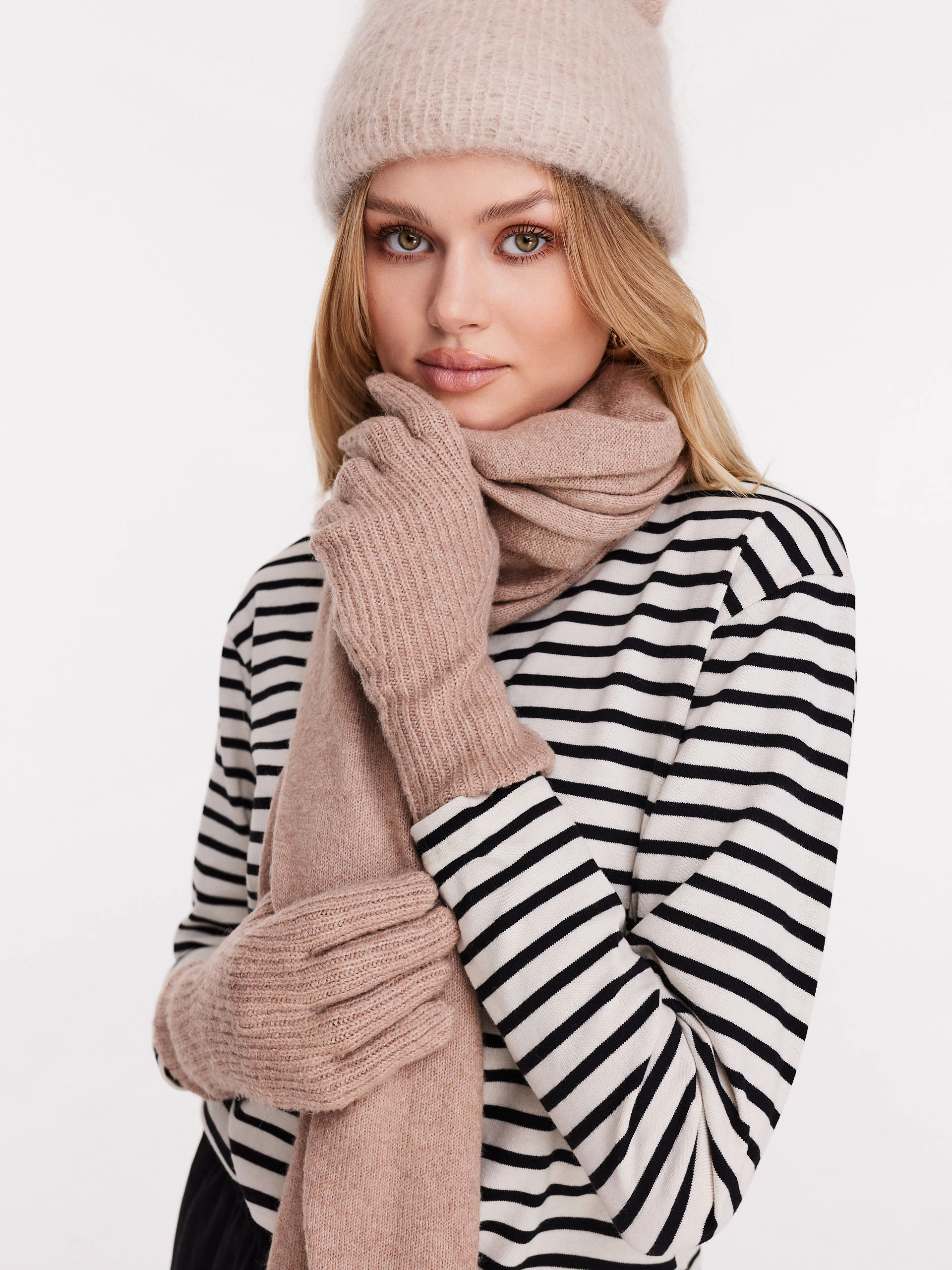 Long beige ribbed knit gloves