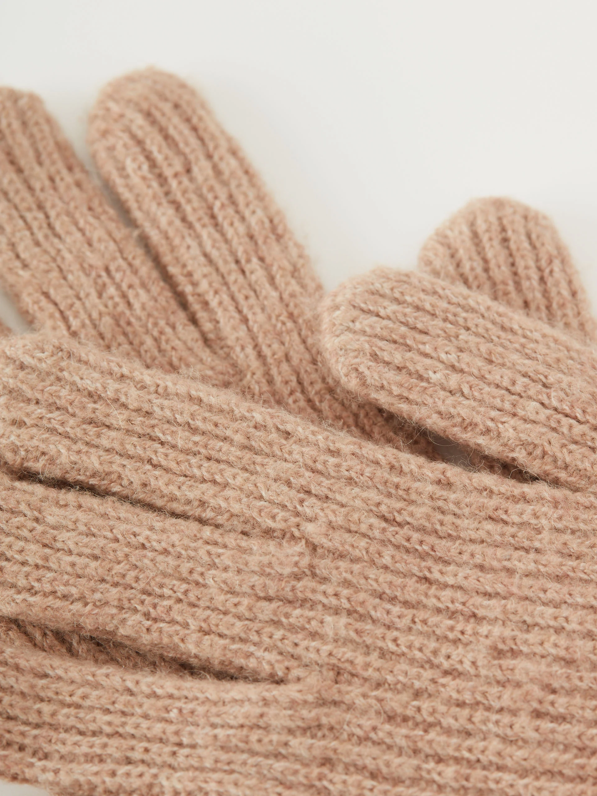 Long beige ribbed knit gloves