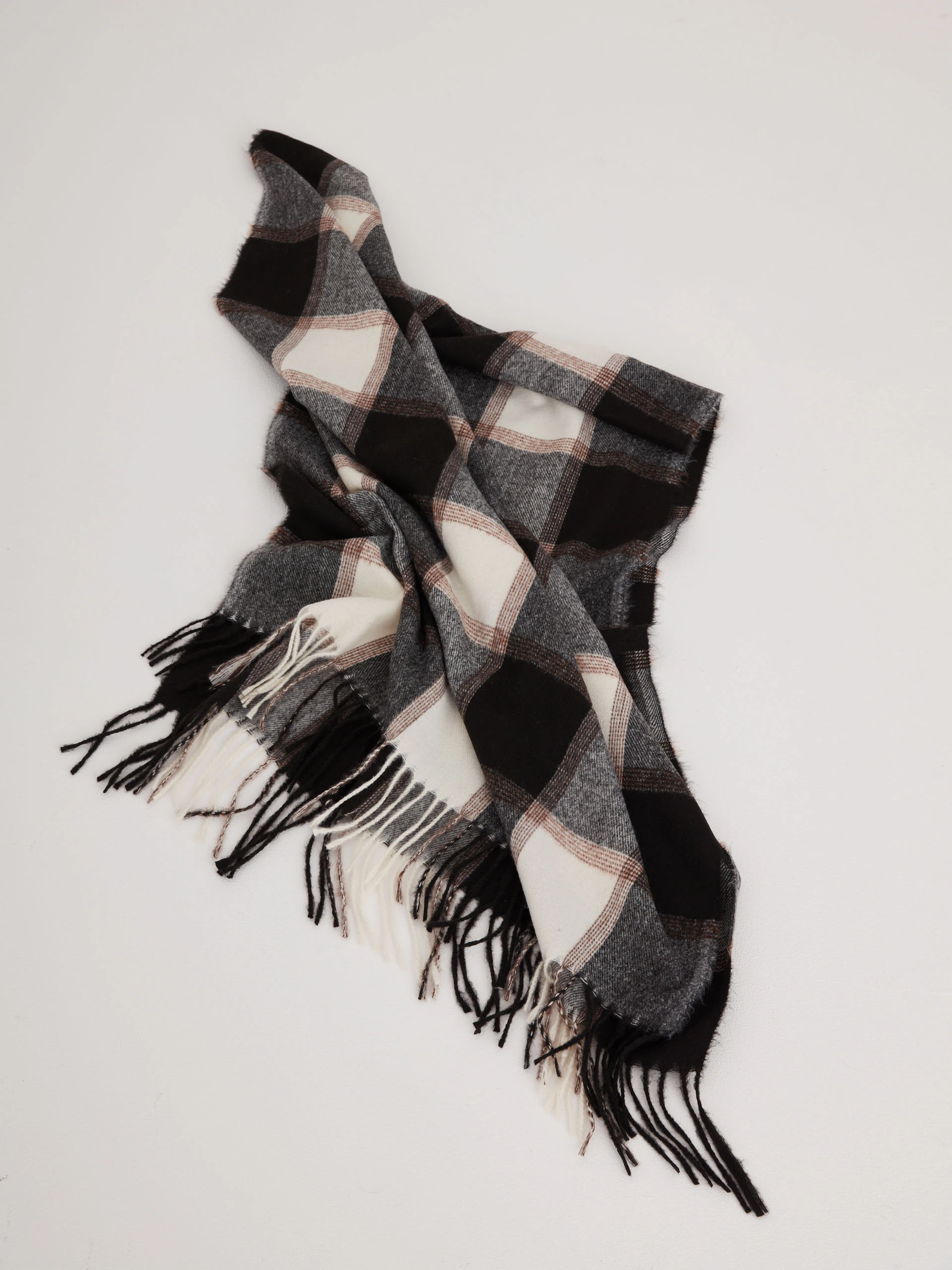 Checkered scarf with tassels at the ends