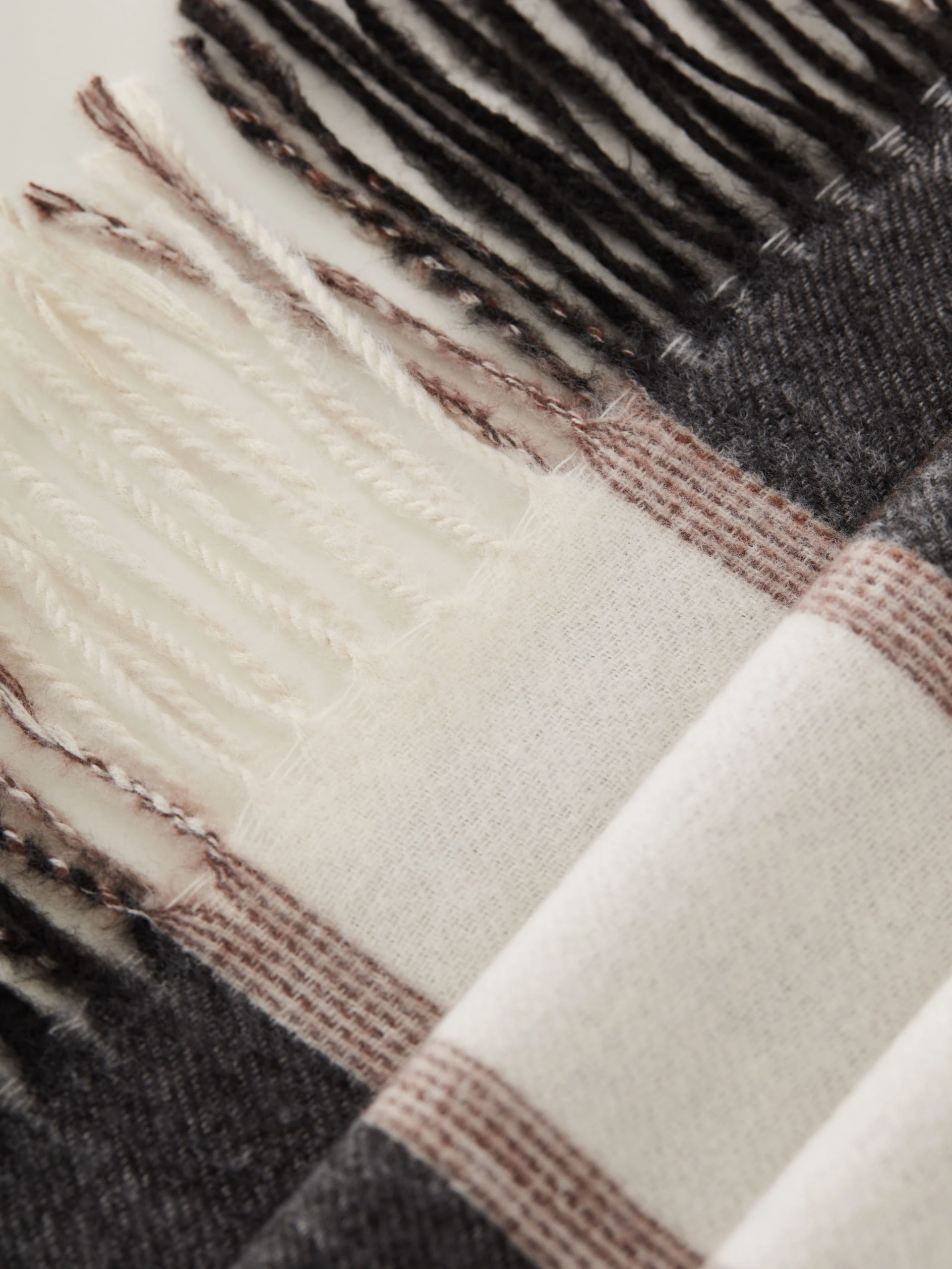 Checkered scarf with tassels at the ends
