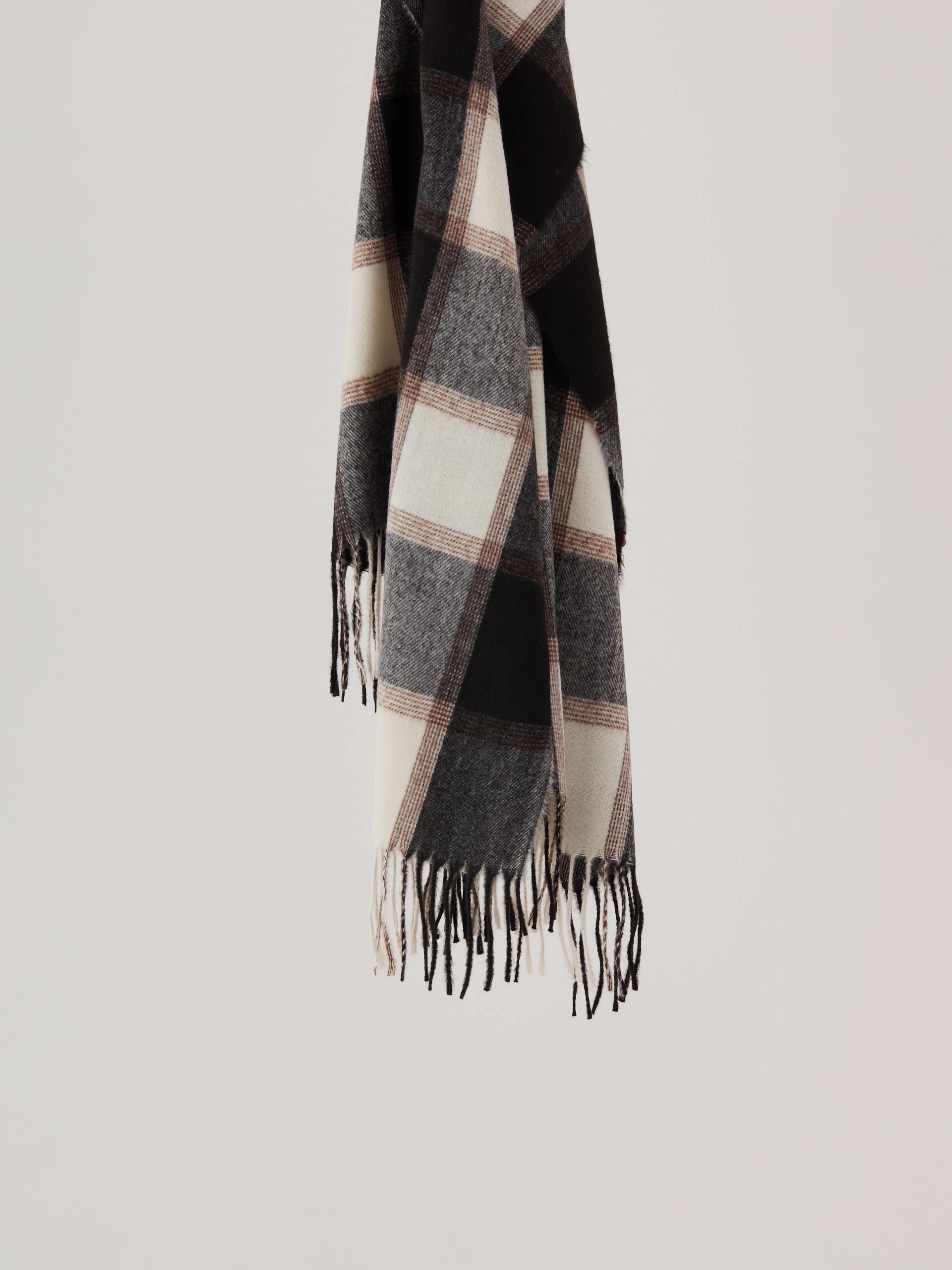 Checkered scarf with tassels at the ends