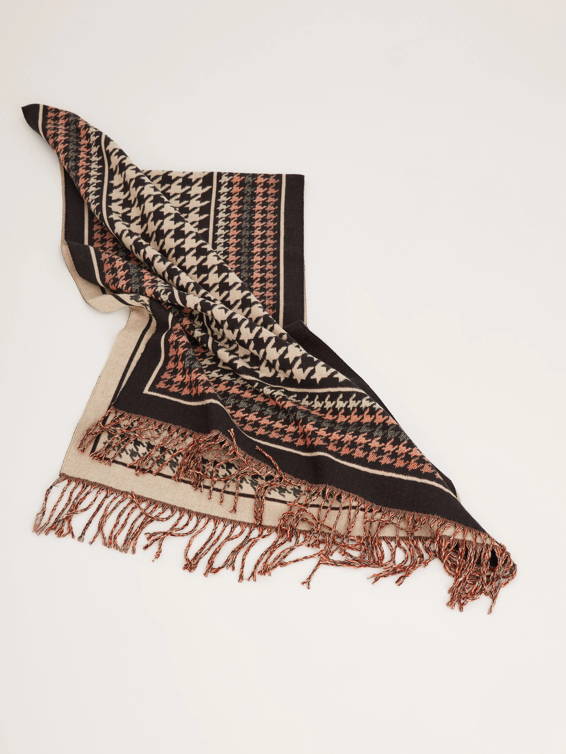 Pepeta scarf decorated with tassels