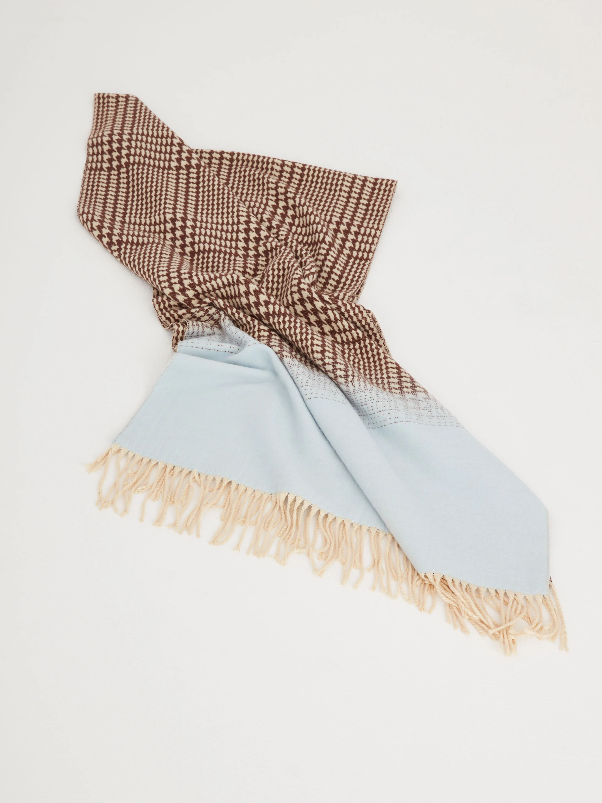 Large viscose shawl with pepite pattern