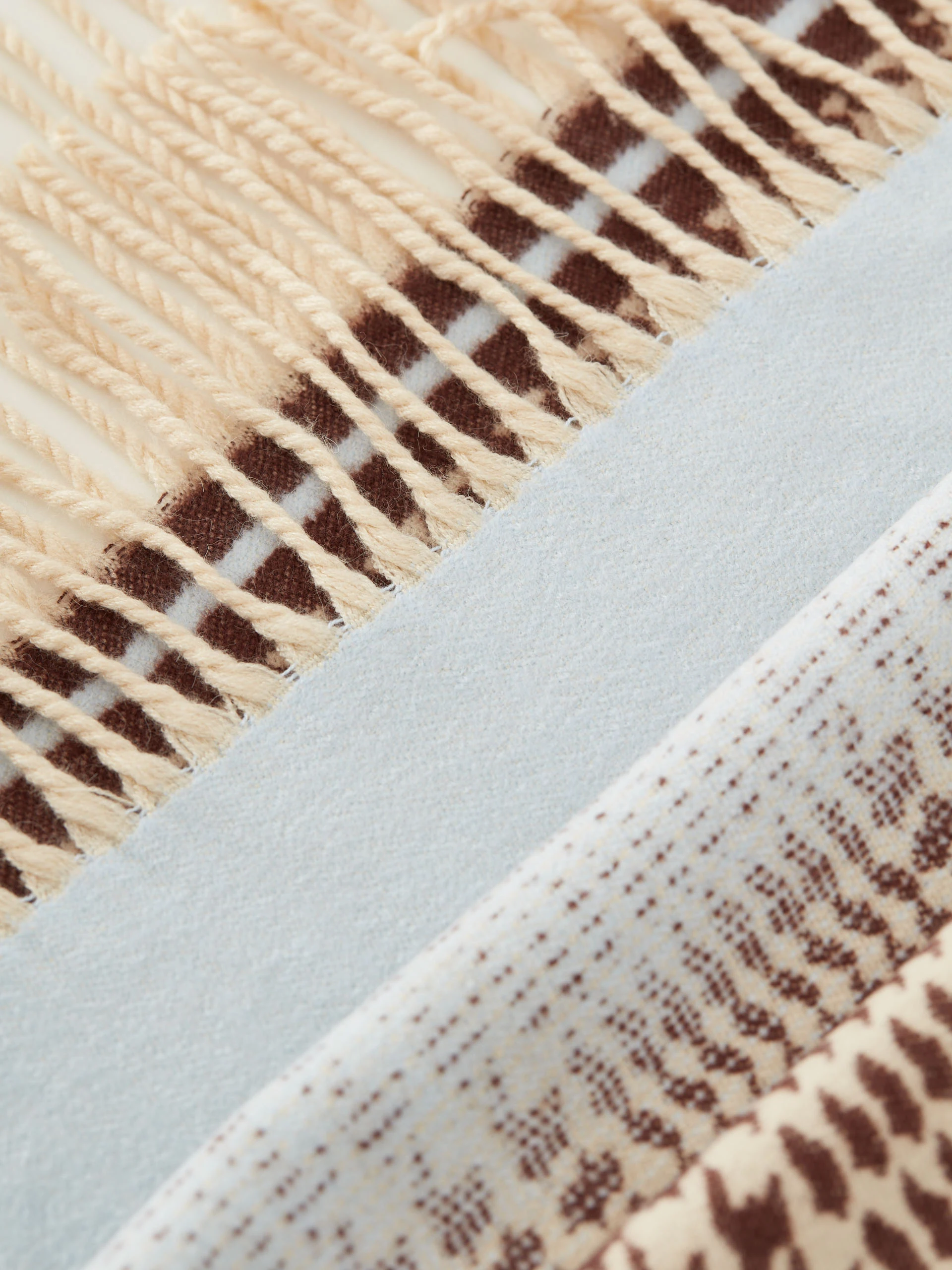 Large viscose shawl with pepite pattern