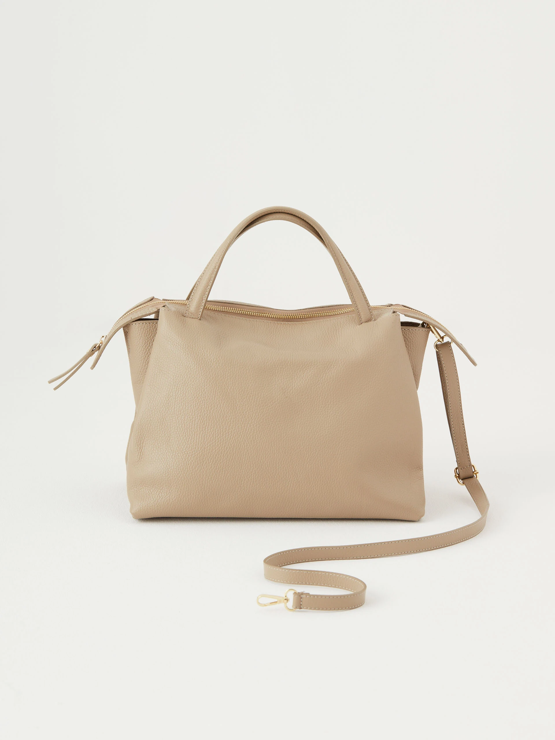 Leather travel bag in cappuccino color