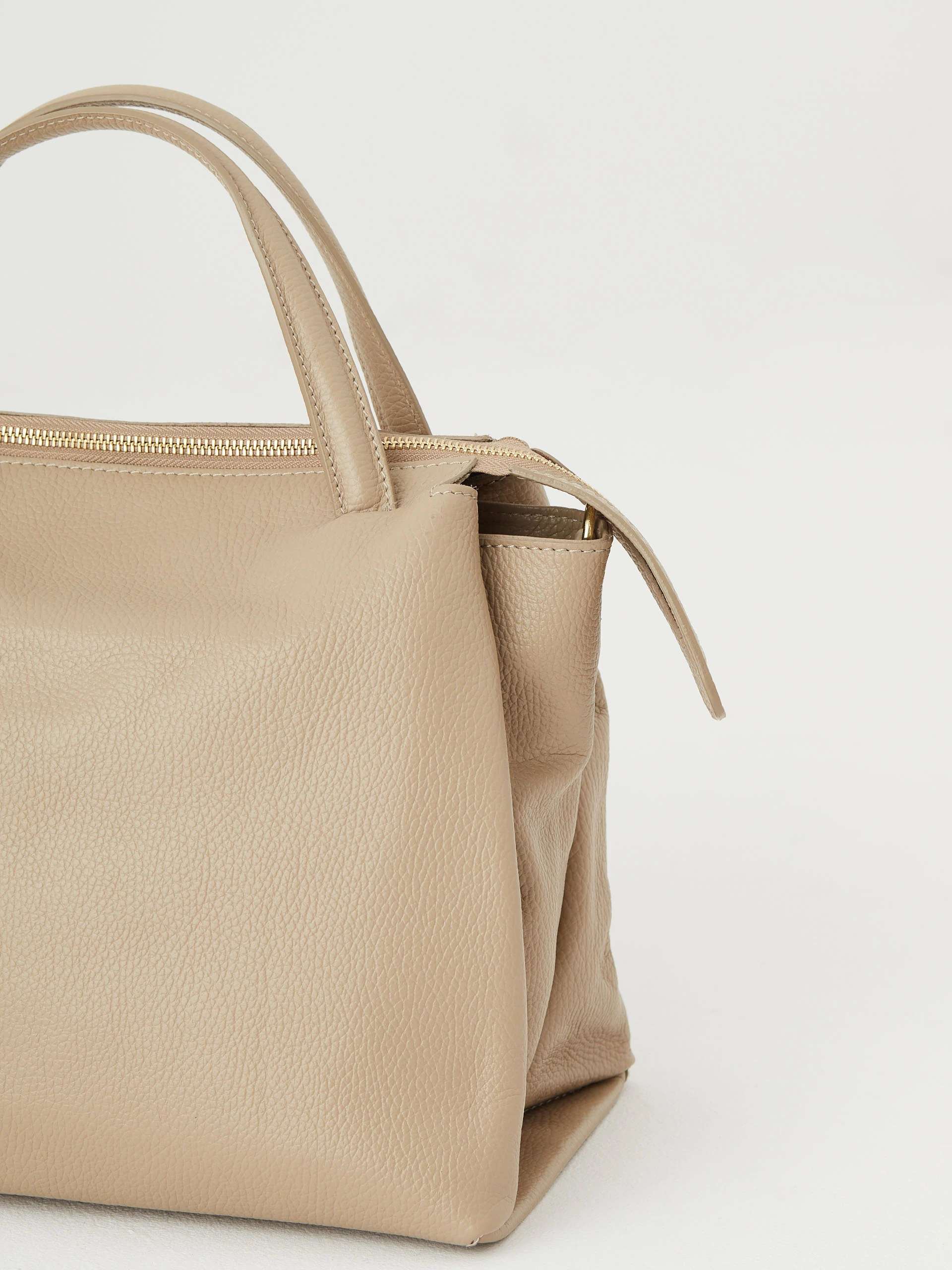 Leather travel bag in cappuccino color