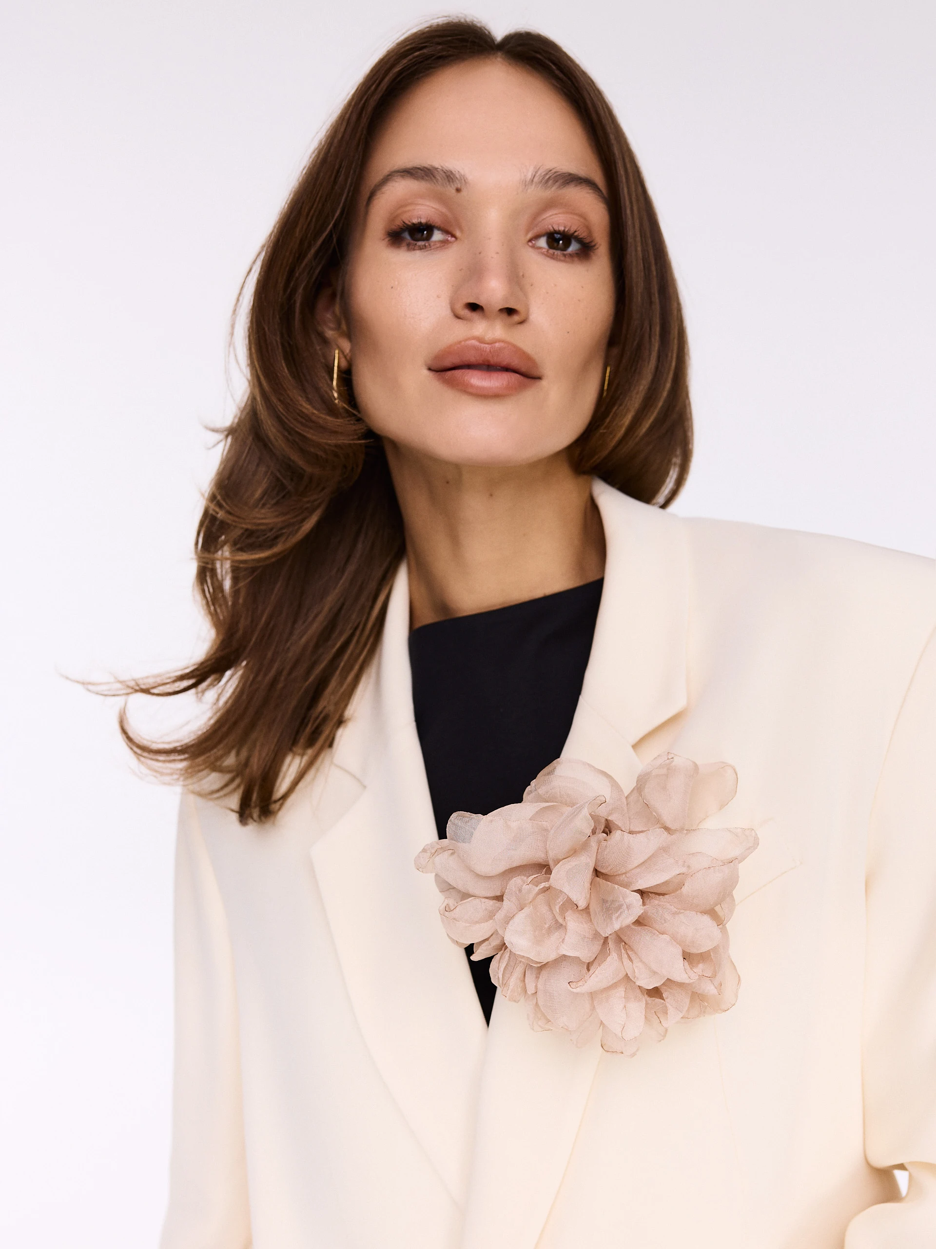 Large beige flower-shaped brooch and pin