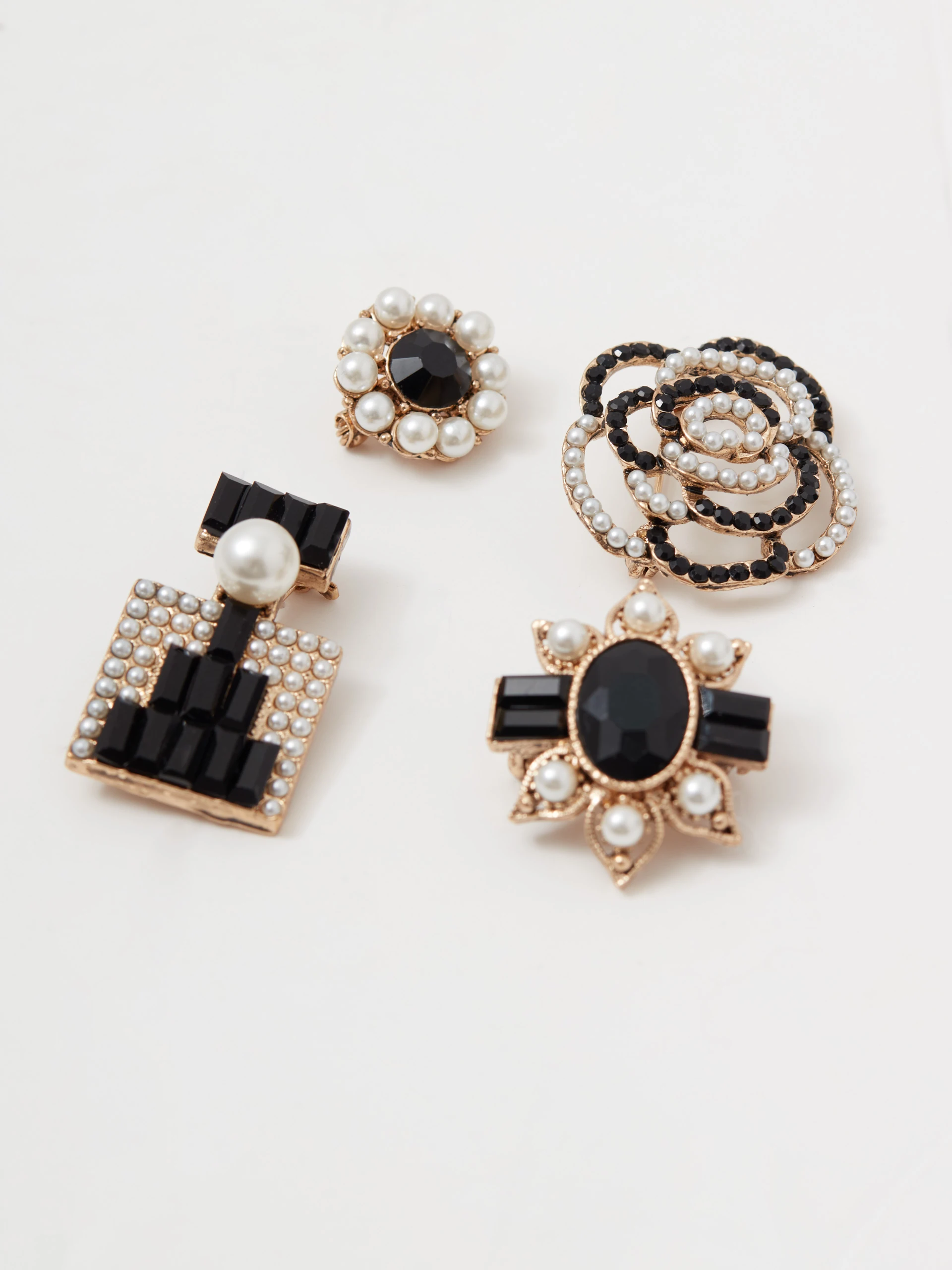 Set of brooches with pearl beads