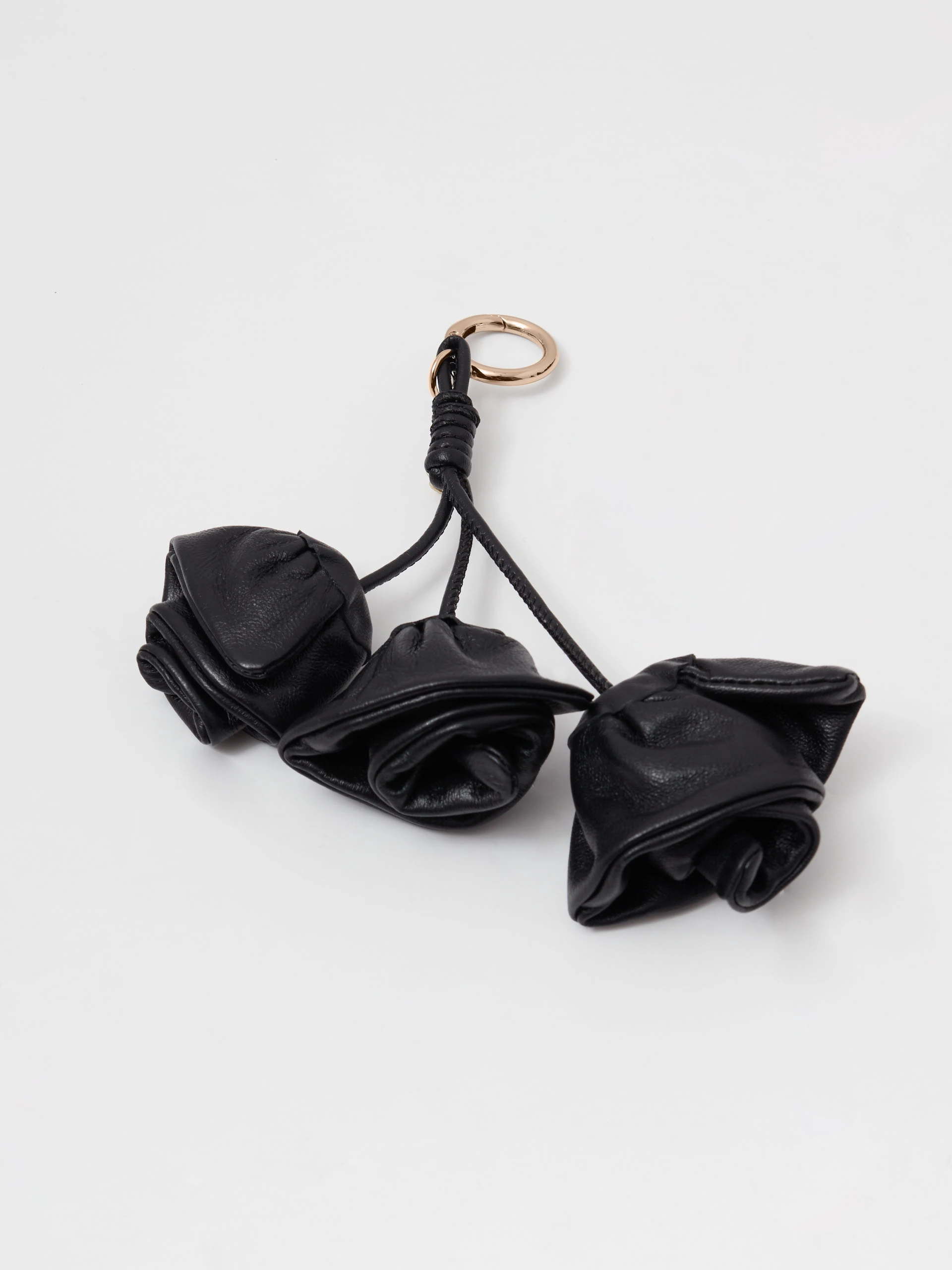 Leather keyring with roses in black