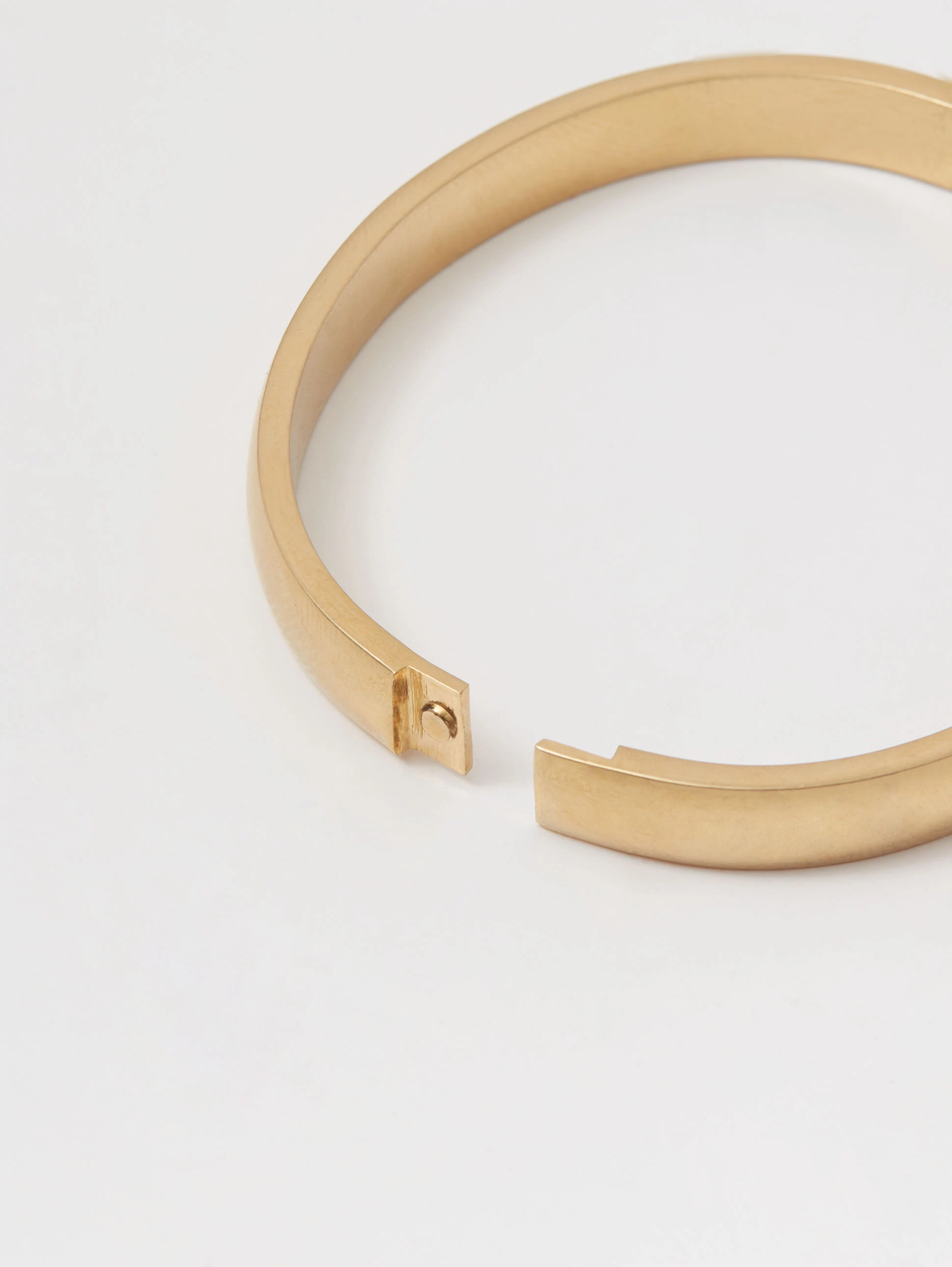 Minimalist bracelet in a golden shade