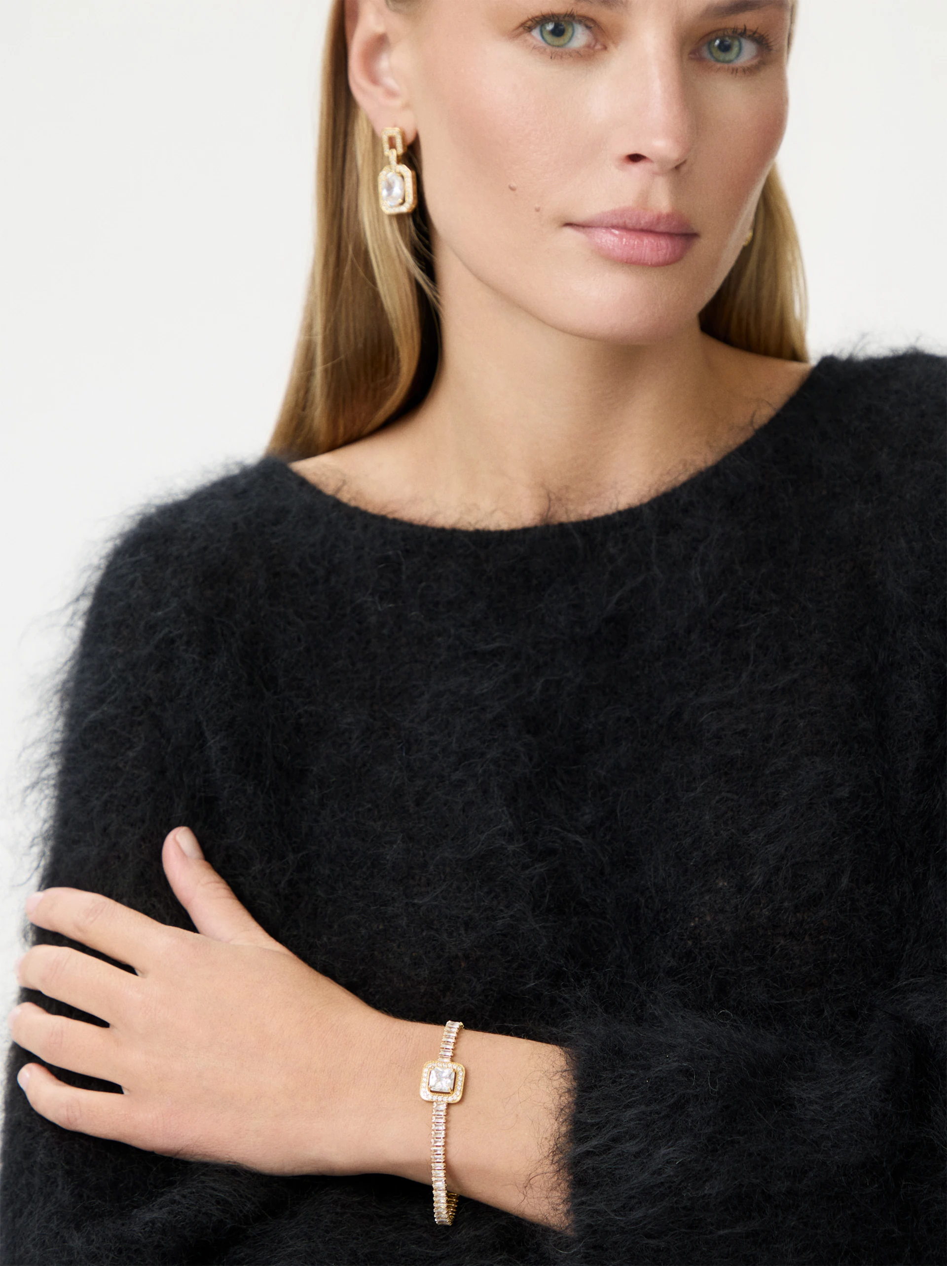 Gold-plated bracelet with decorative zirconia stones