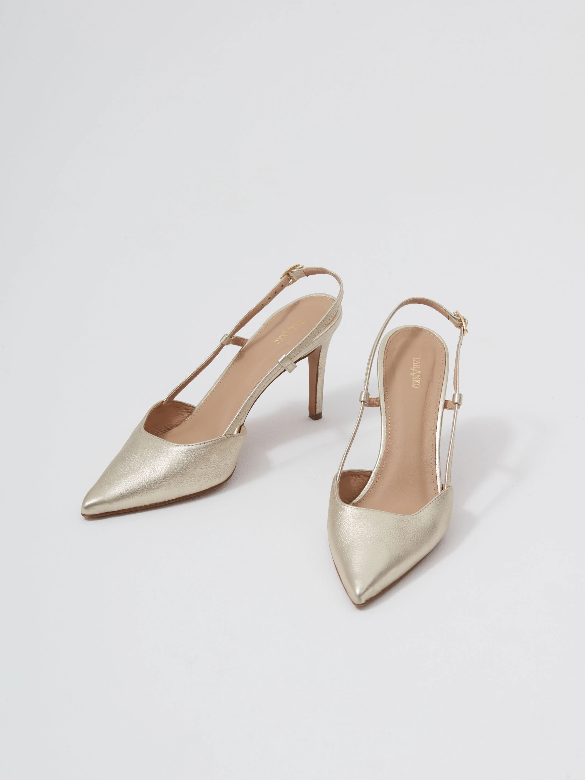 Leather pumps in gold color