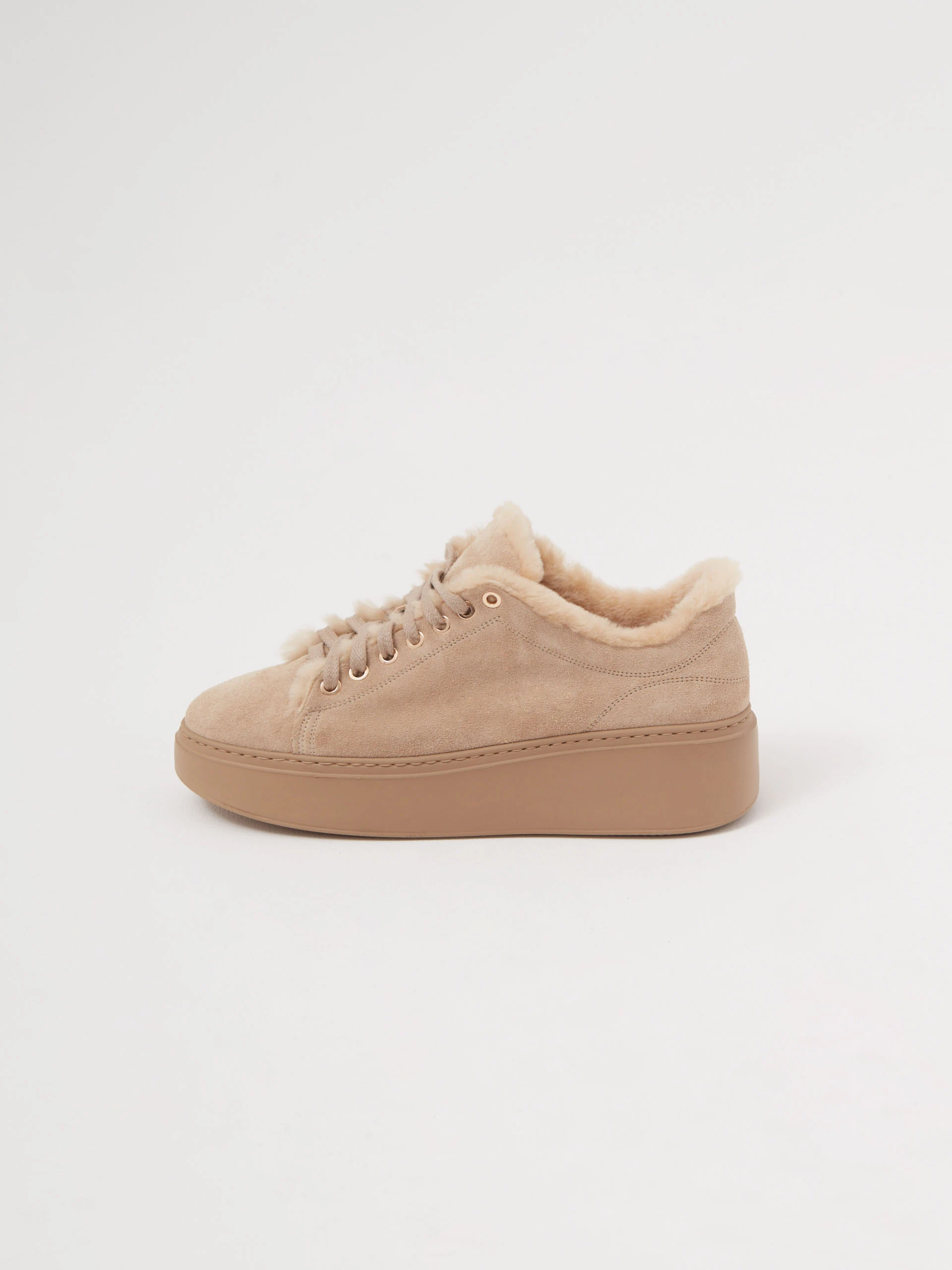 Caramel leather sneakers with sheepskin lining