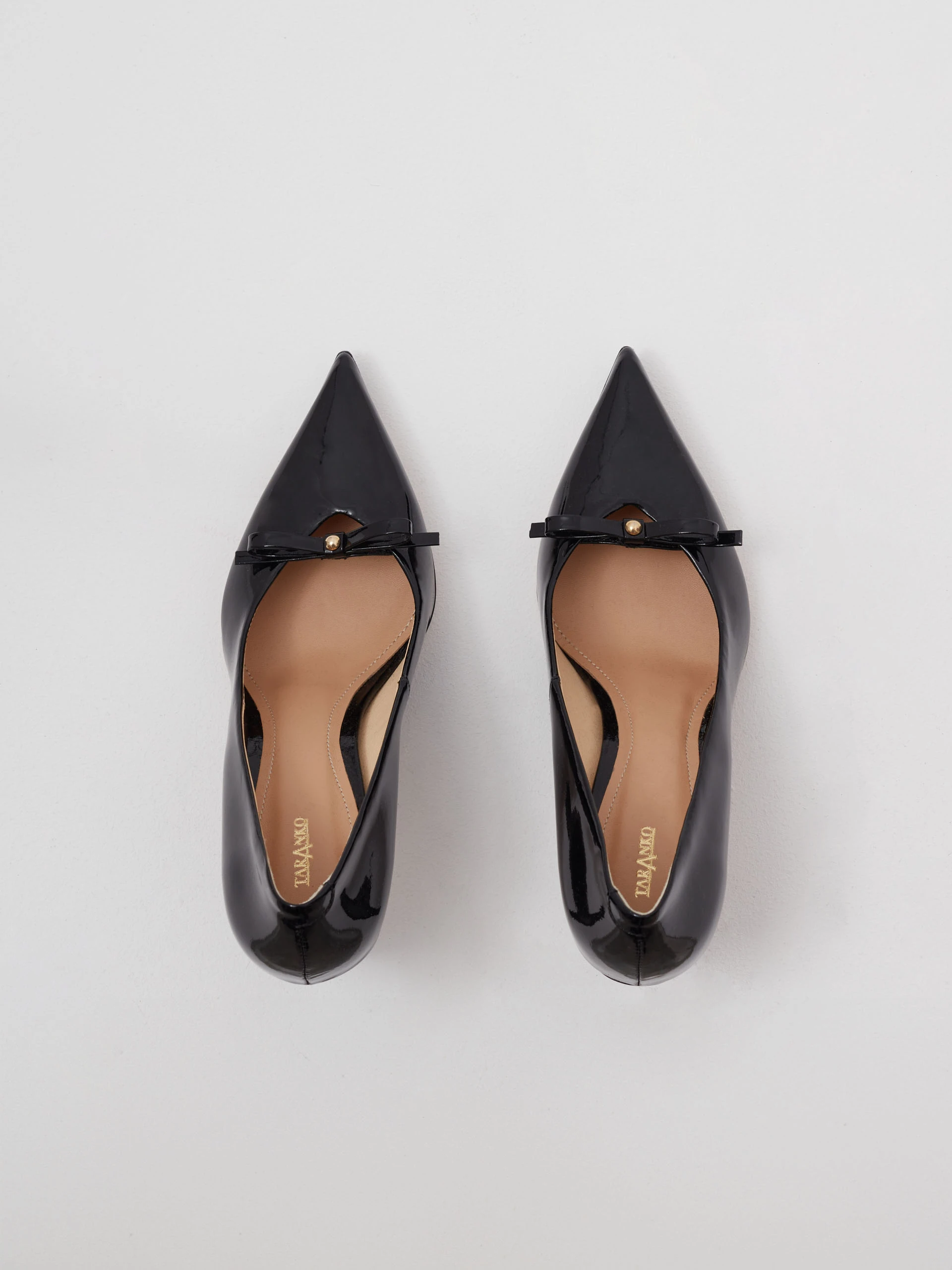 Black patent leather pumps with bow