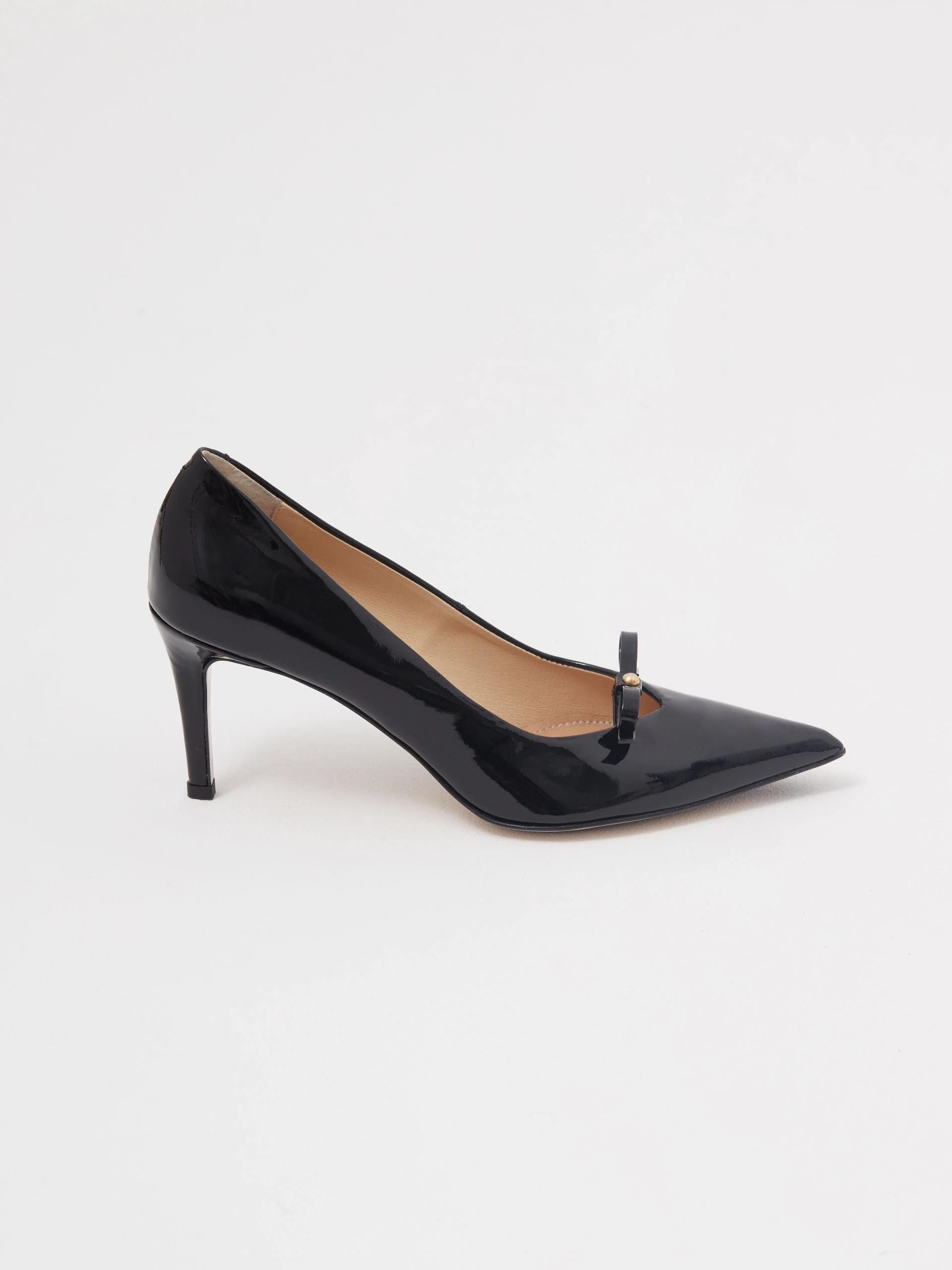 Black patent leather pumps with bow