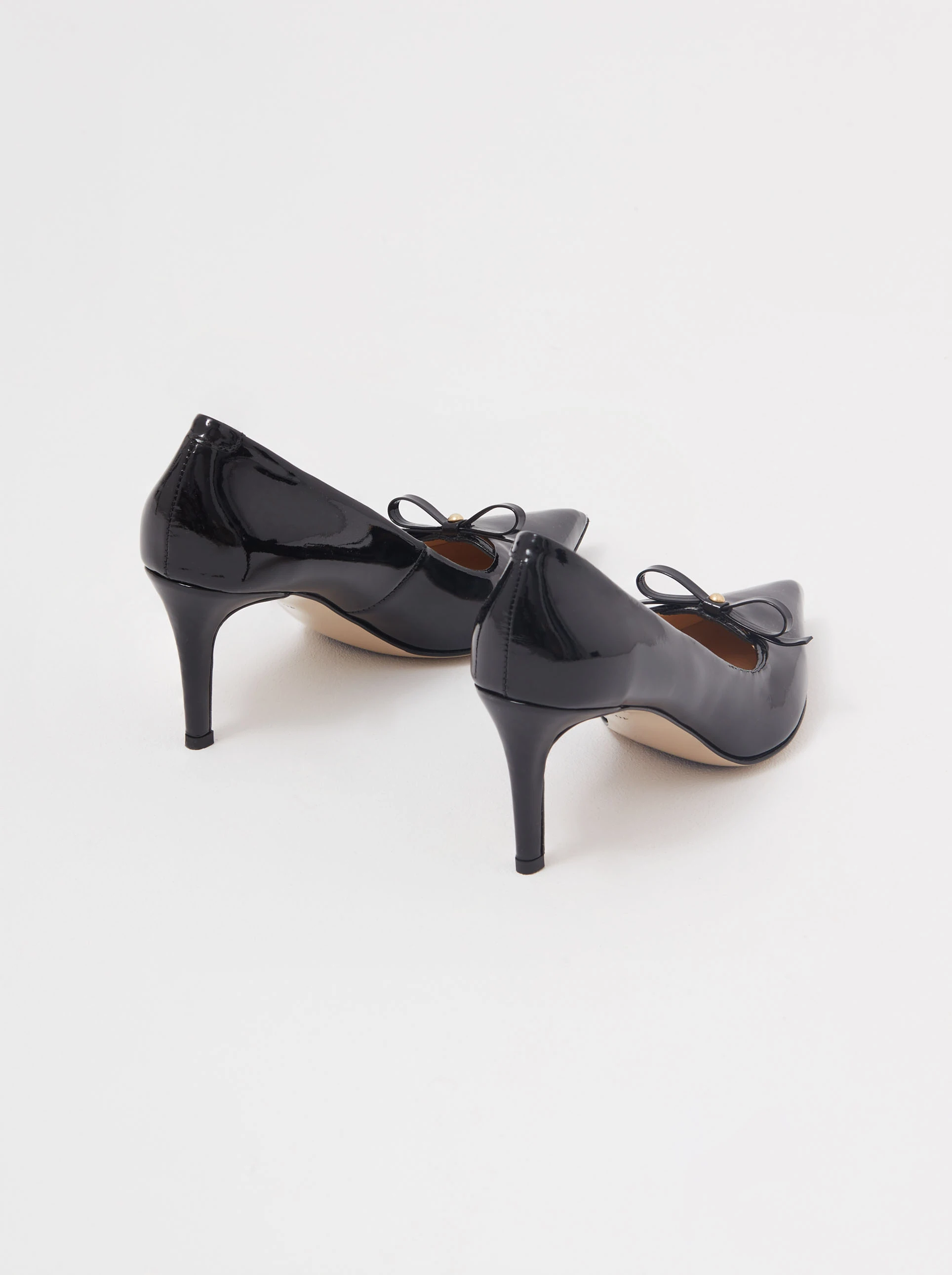 Black patent leather pumps with bow