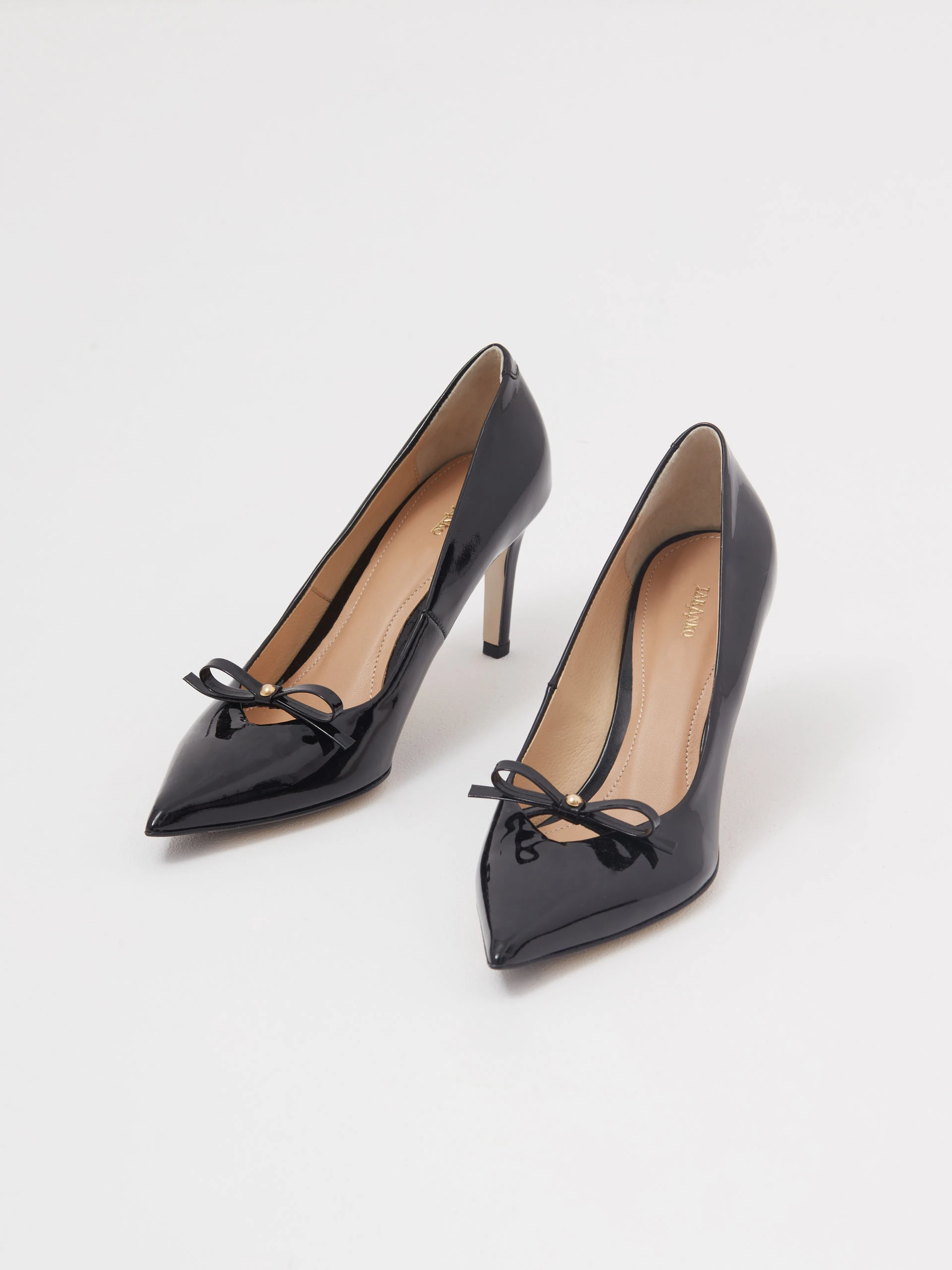 Black patent leather pumps with bow