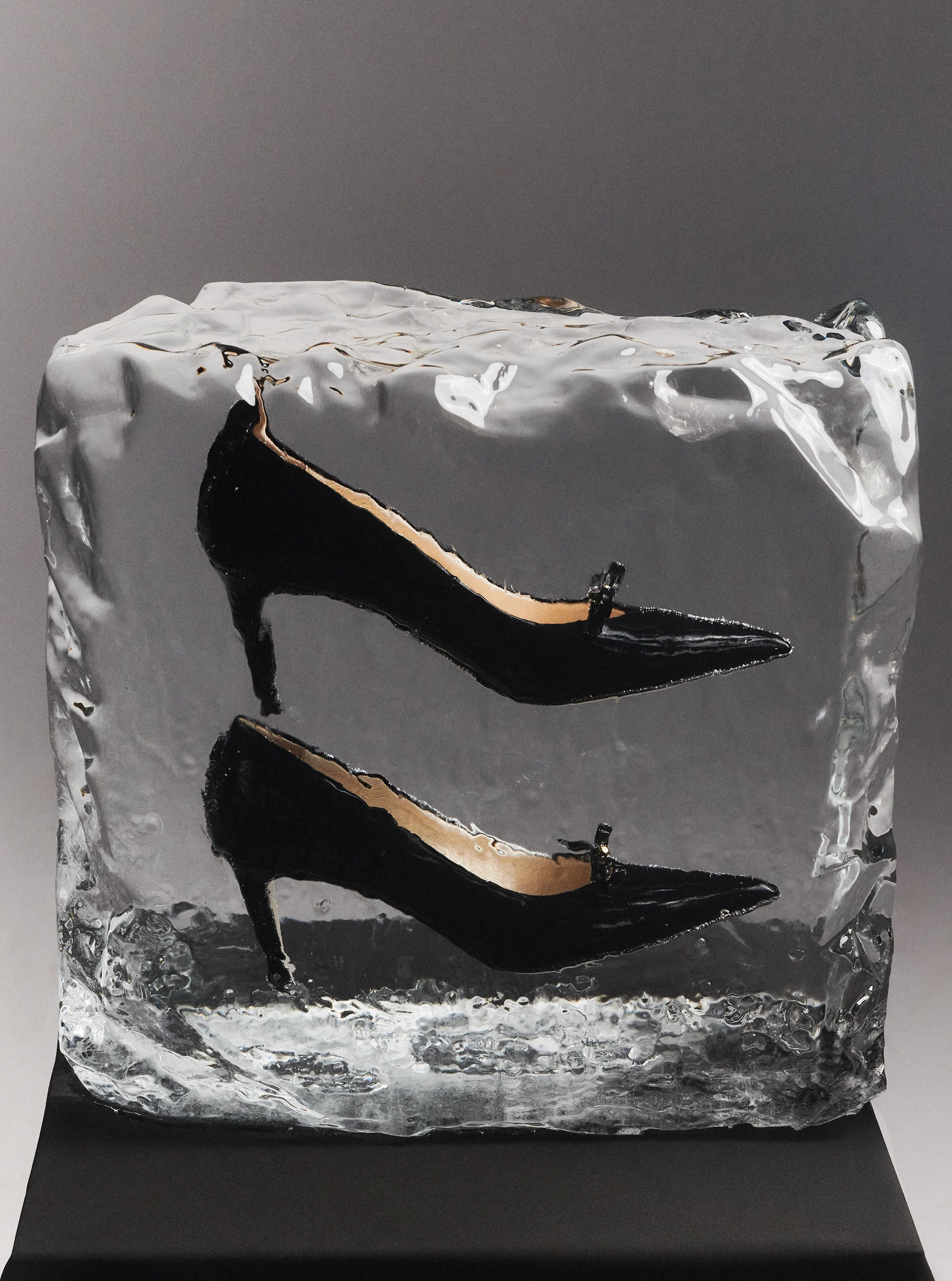 Black patent leather pumps with bow