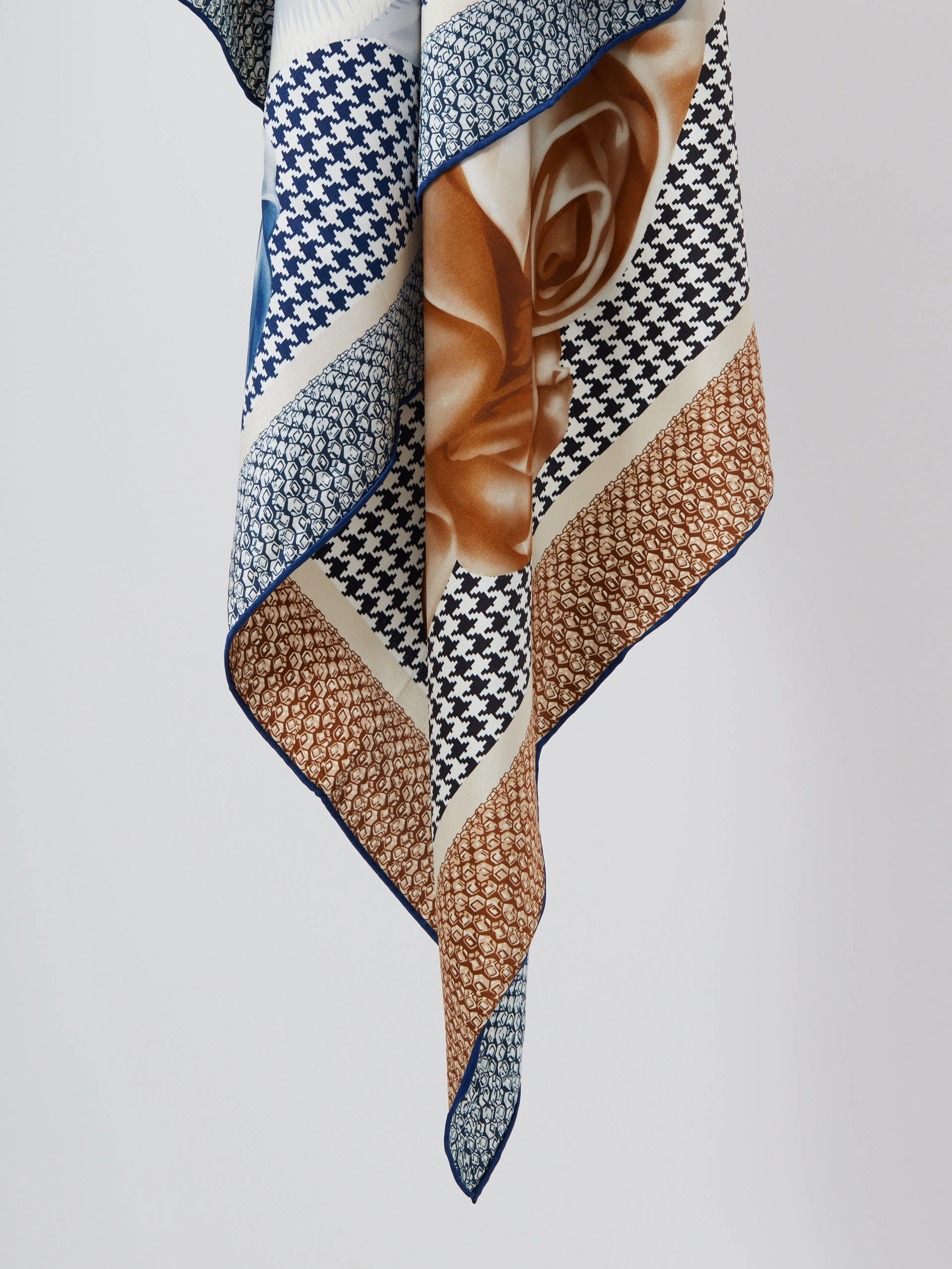 Double-sided silk scarf in roses