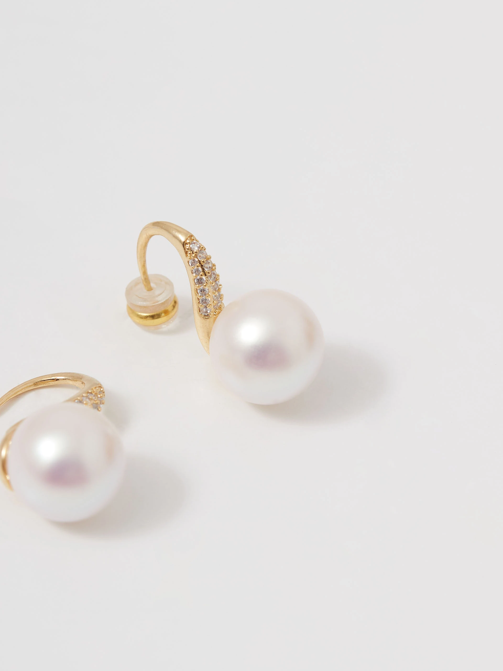 Gold-plated earrings with pearls and zircons