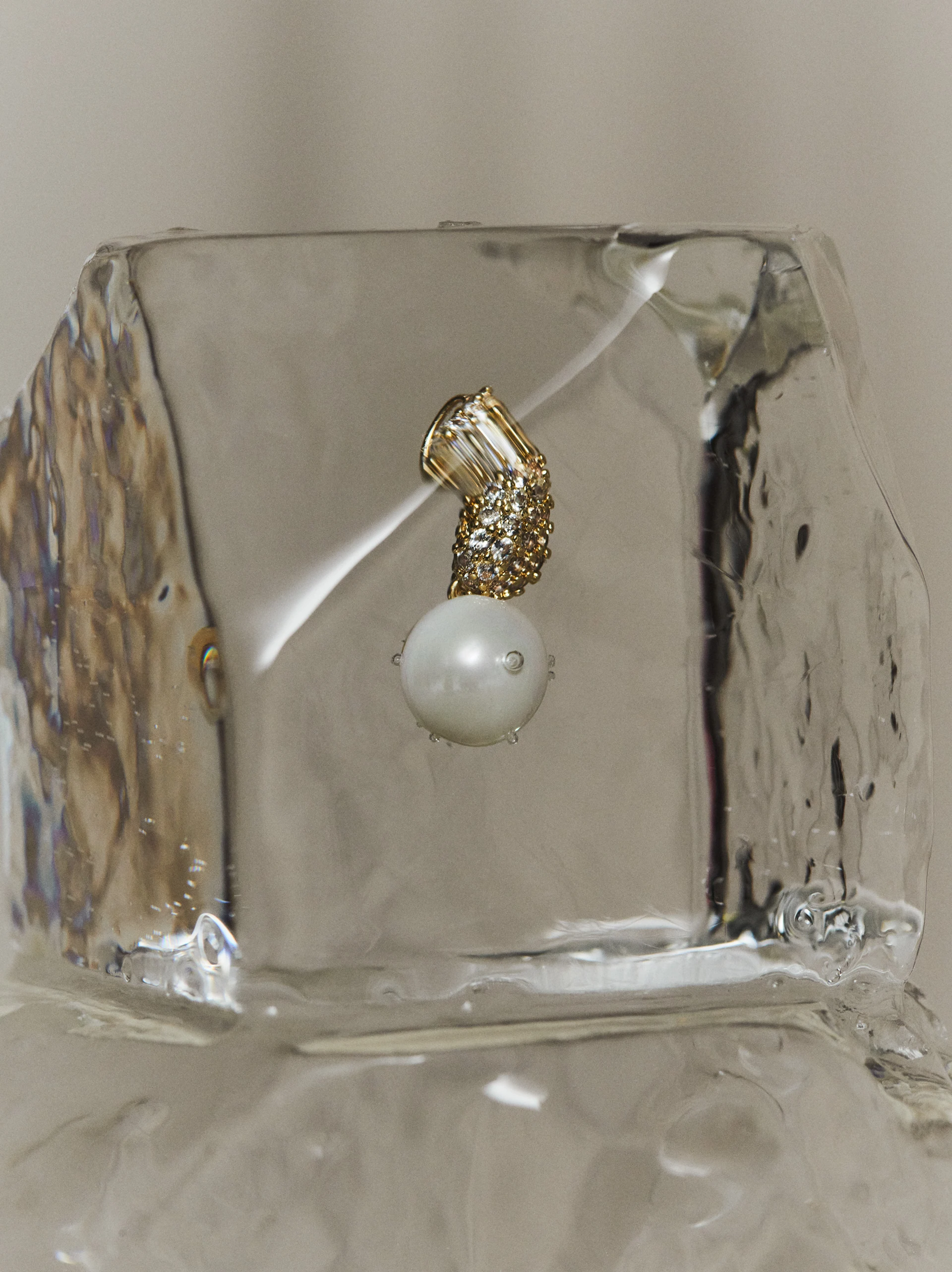 Gold-plated elegant earrings with pearl