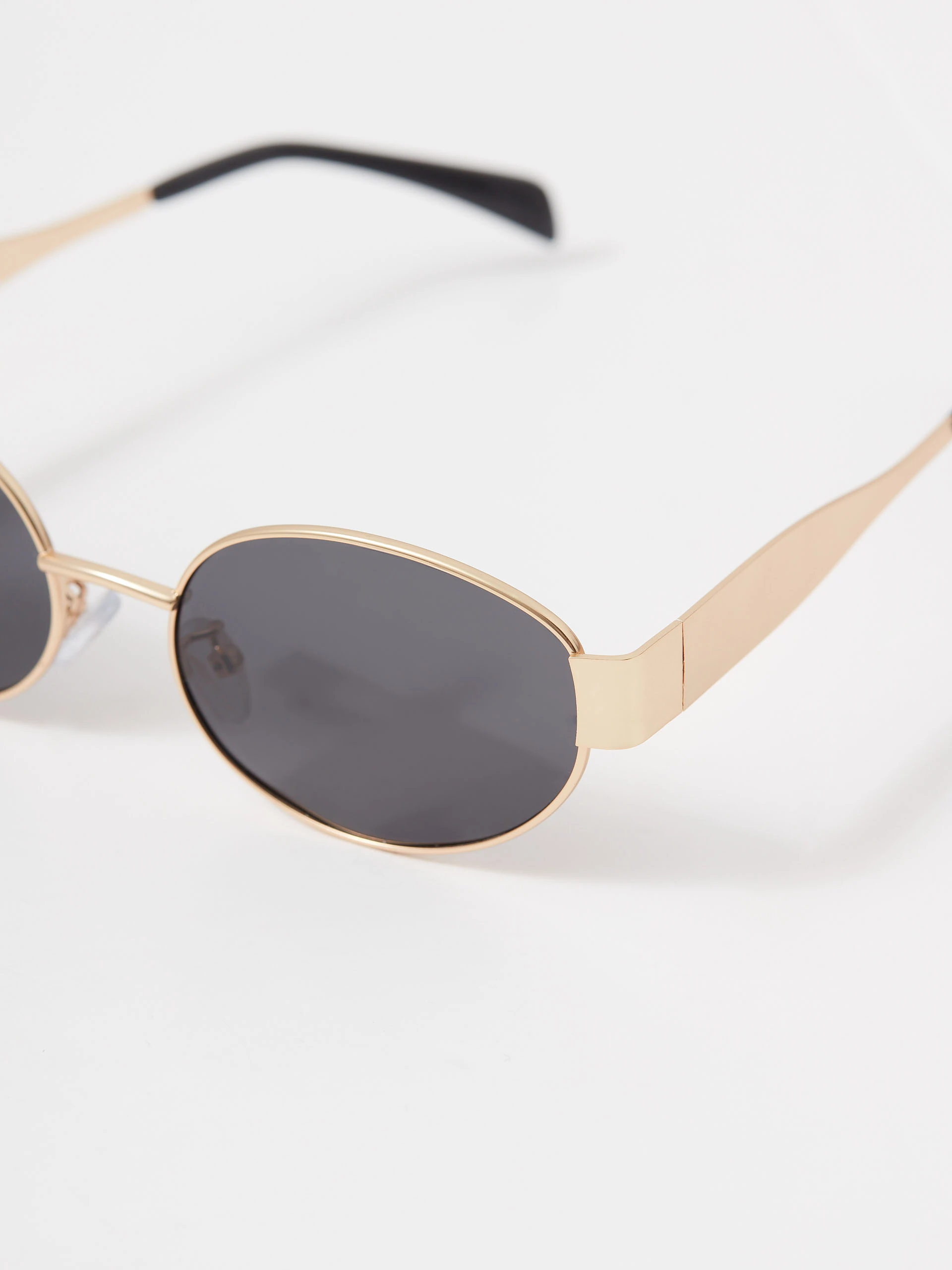 Sunglasses with oval frames