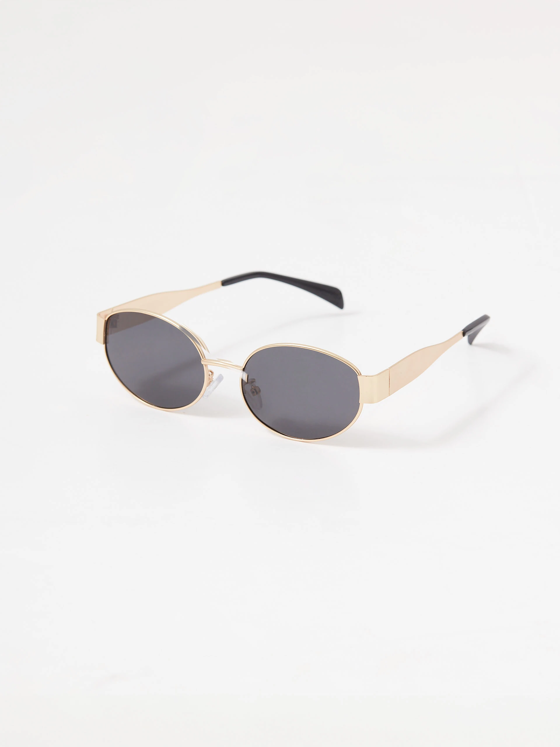 Sunglasses with oval frames
