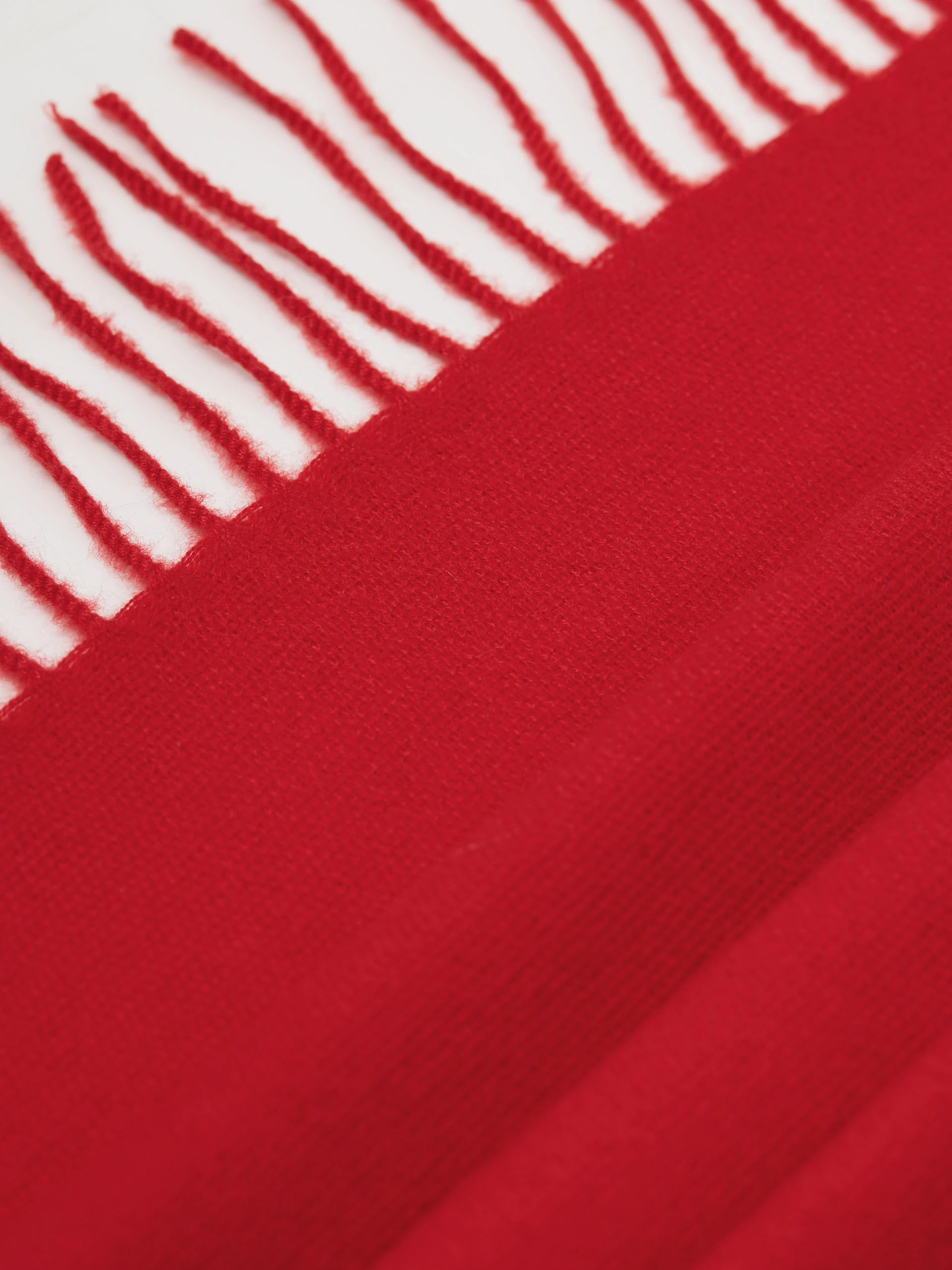 Red scarf with wool and cashmere blend