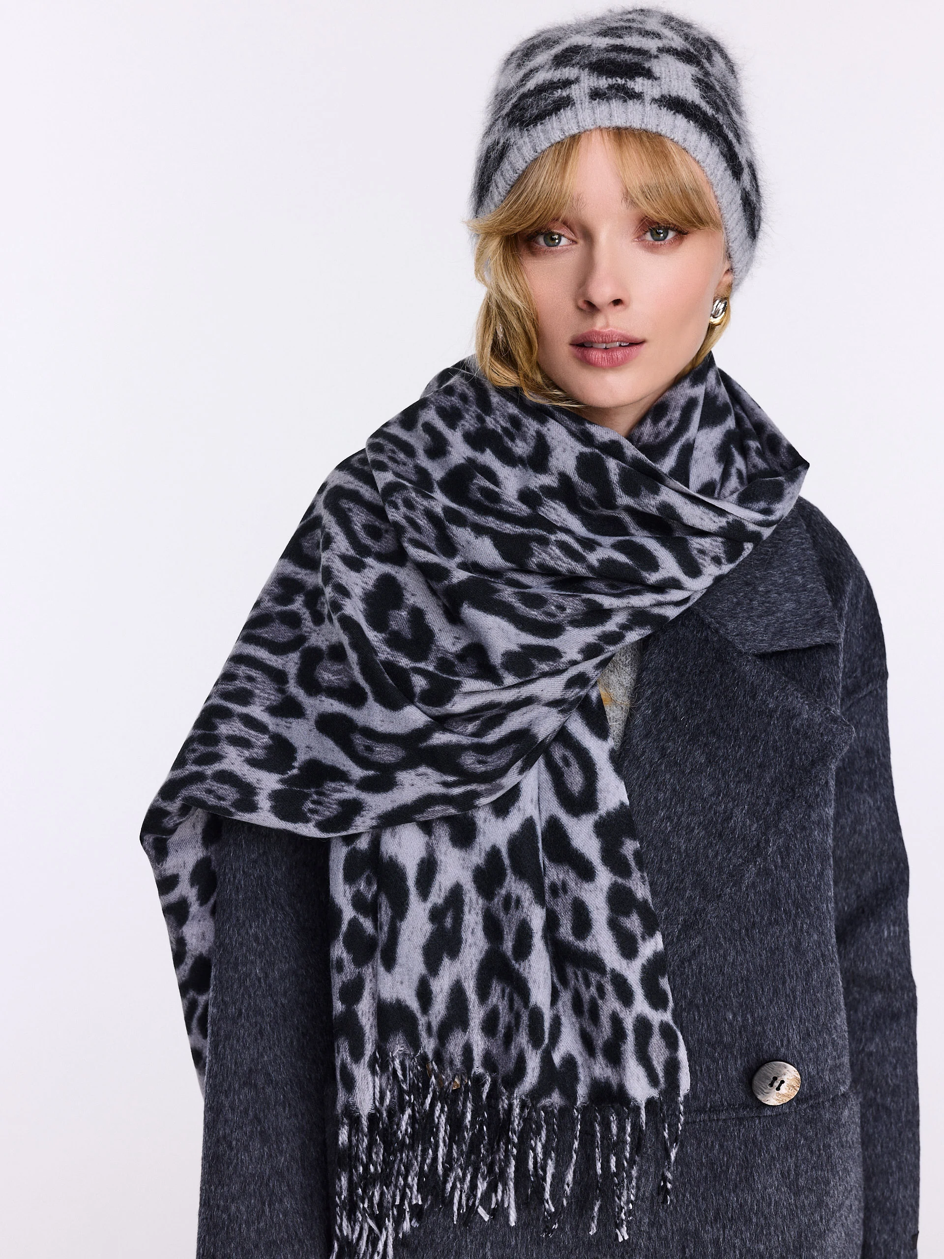 Scarf with wool and cashmere blend in leopard print